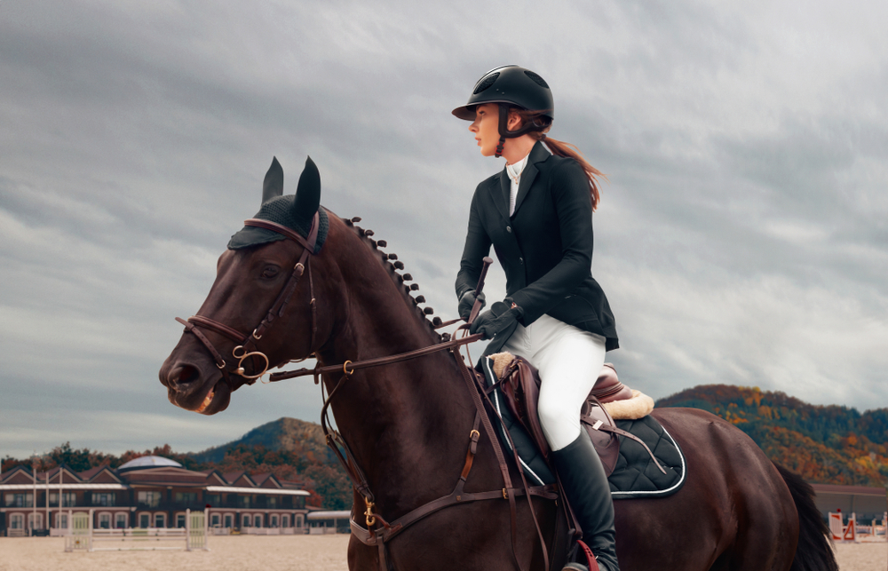Une femme à cheval | Source : Shutterstock