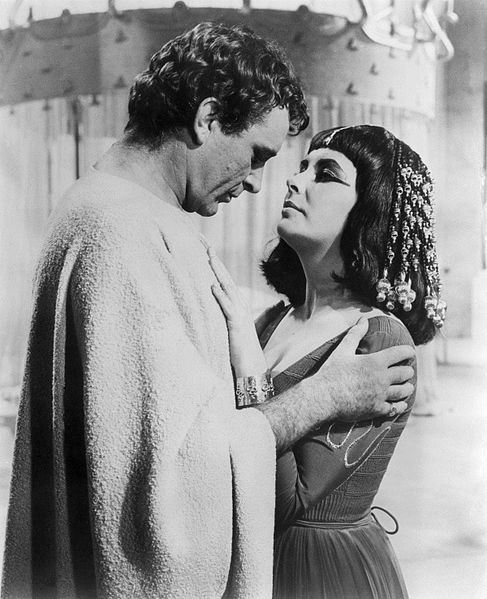 Richard Burton et Elizabeth Taylor dans "Cleopatra". | Source : Wikimedia Commons