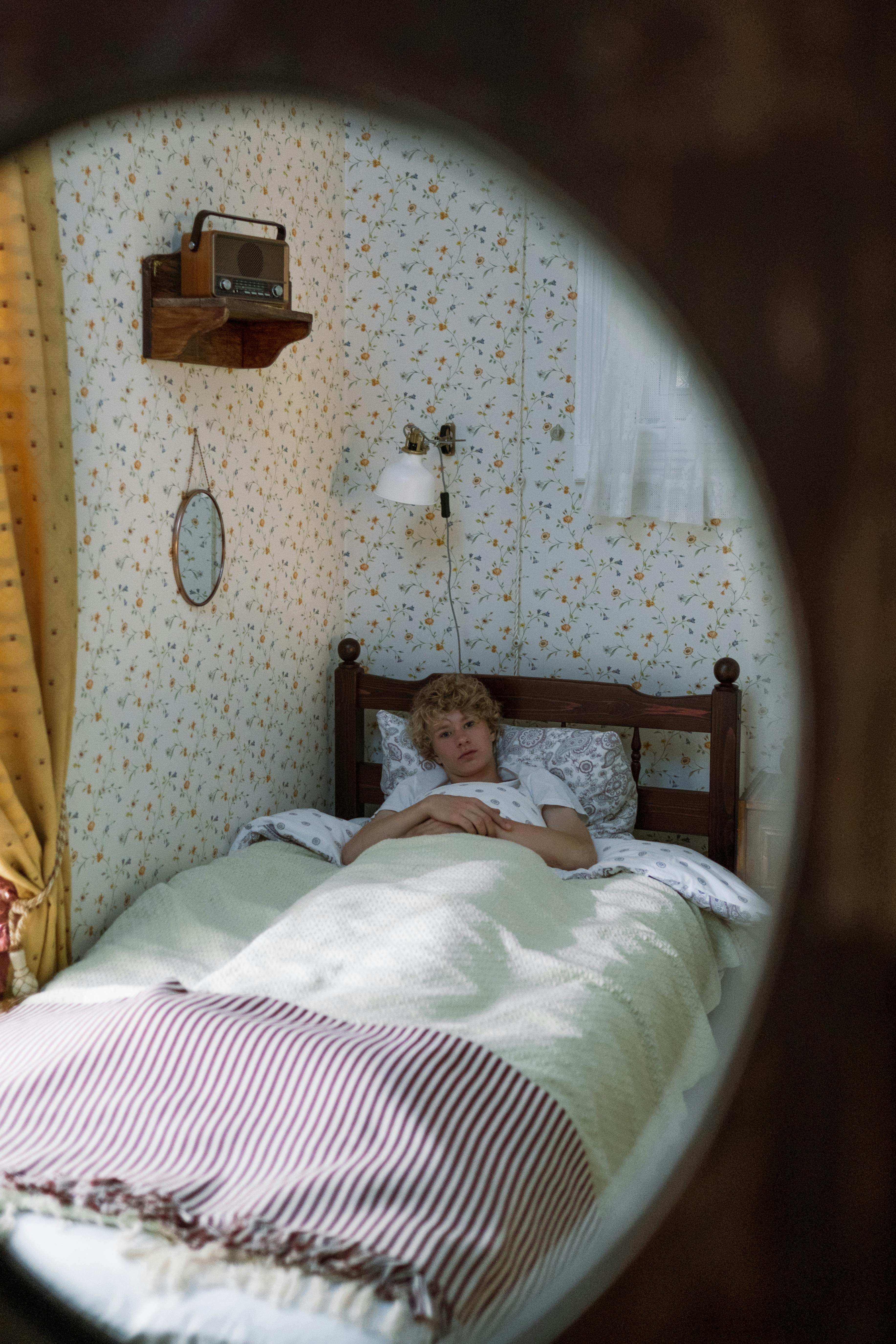 Un garçon allongé dans son lit | Source : Pexels