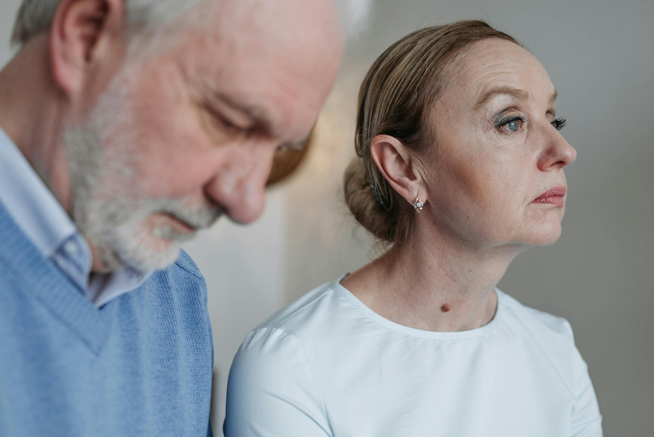 Un couple mature et triste | Source : Pexels