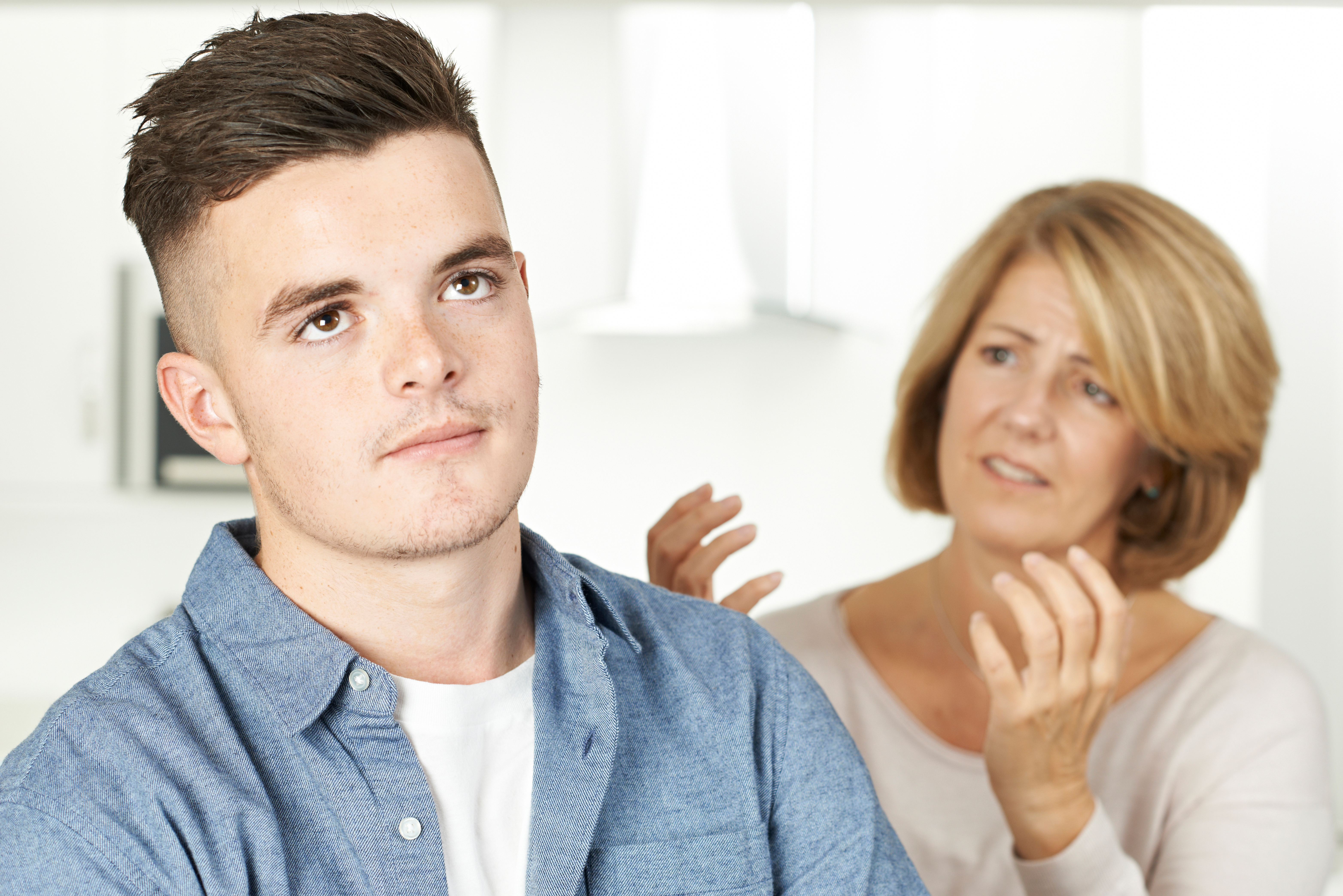 Un fils et sa mère se disputent | Source : Shutterstock