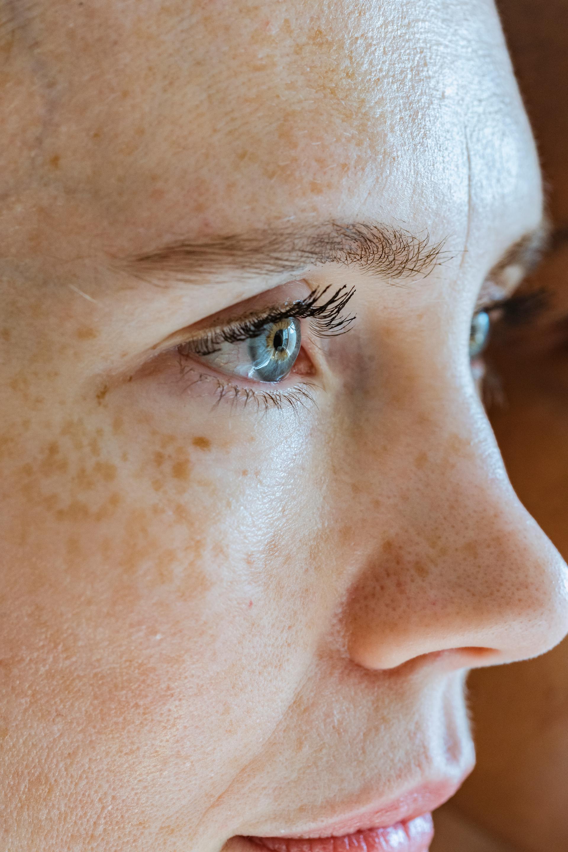 Une femme qui fixe quelqu'un | Source : Pexels