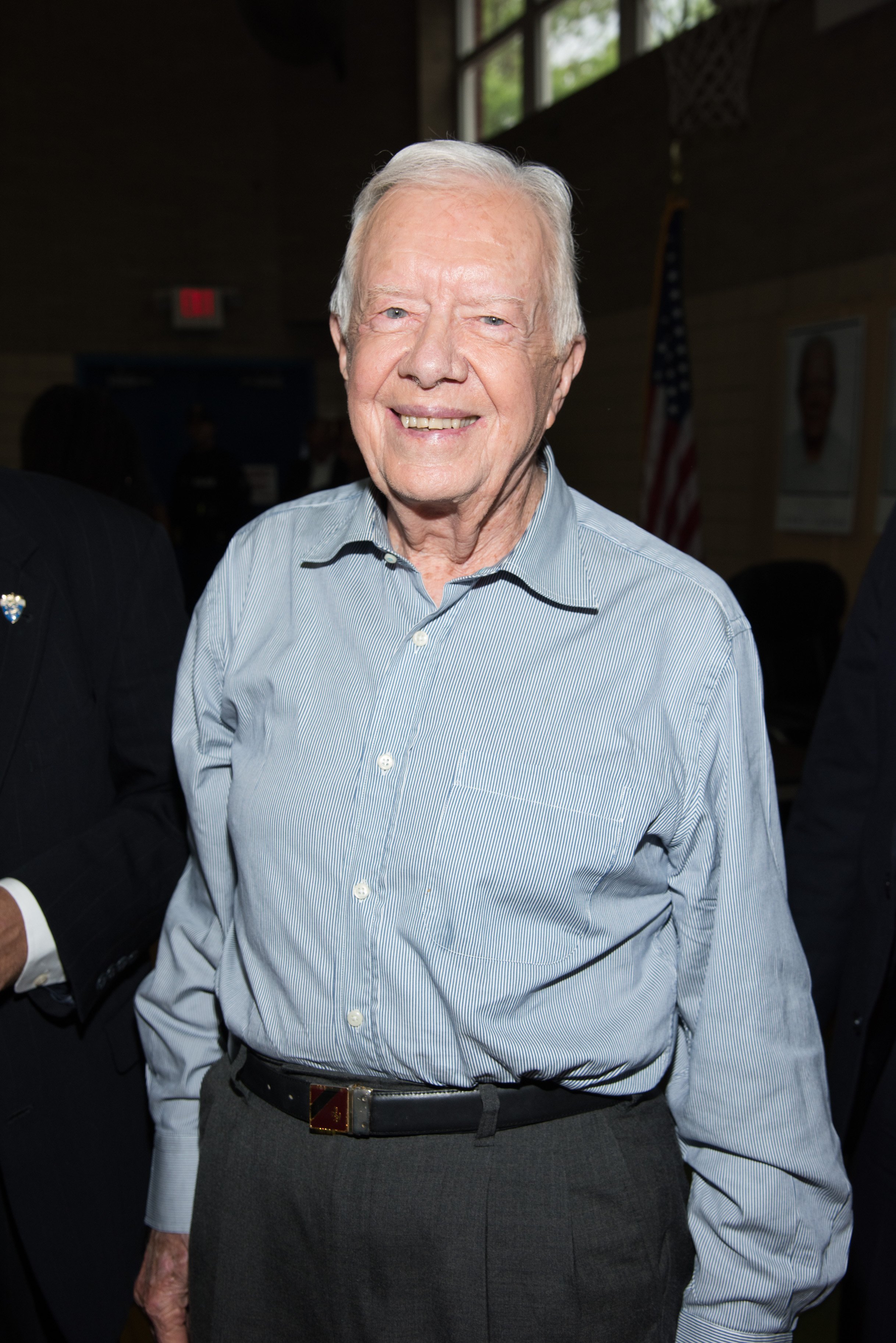 Jimmy Carter signe des exemplaires de "A Full Life Reflections At Ninety" à la librairie Bookends le 8 juillet 2015 à Ridgewood, dans le New Jersey. | Source: Getty Images