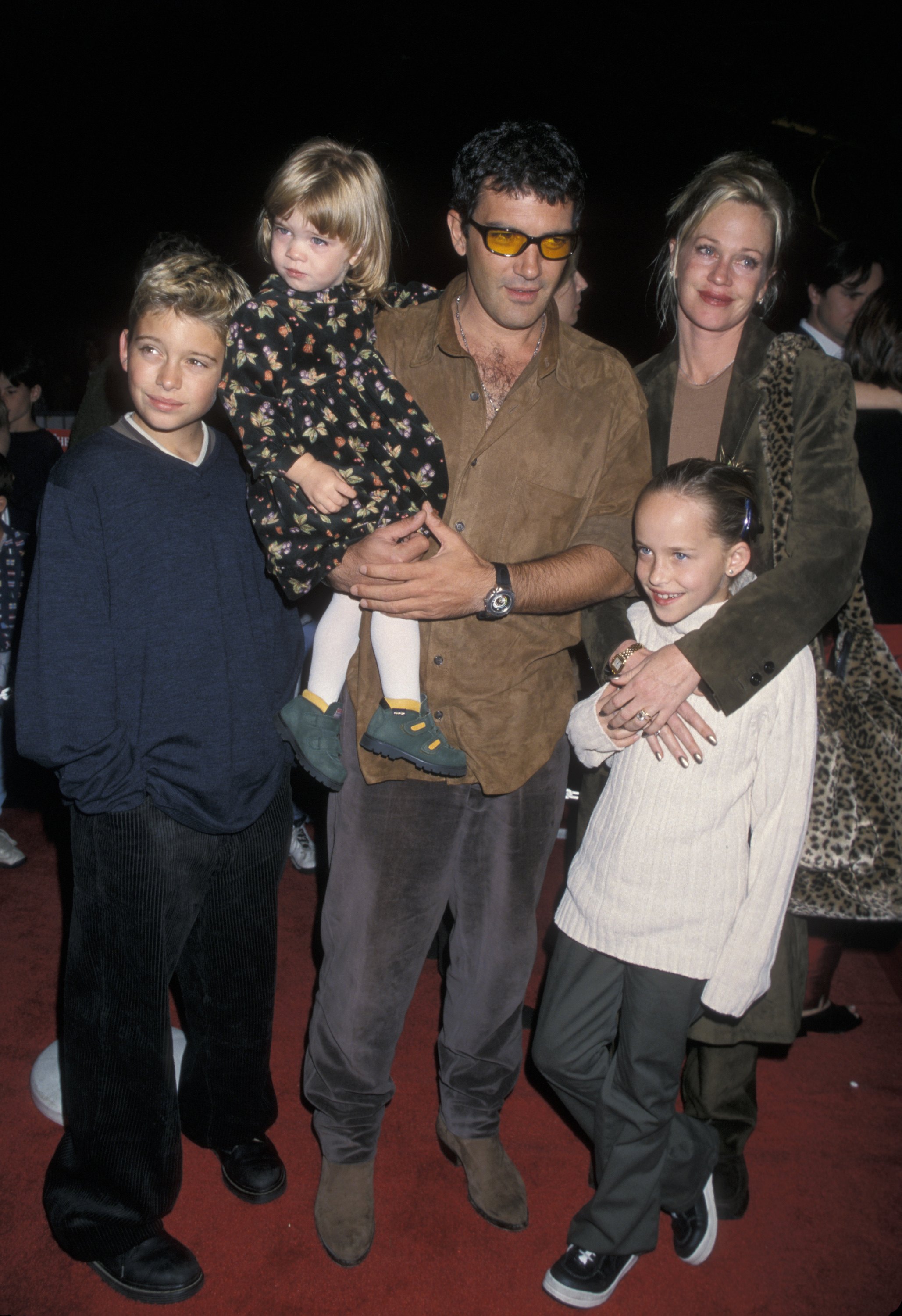 Antonio Banderas et Melanie Griffith avec leurs enfants Alexander Bauer, Stella Banderas et Dakota Johnson à Los Angeles en 1998 | Source : Getty Images