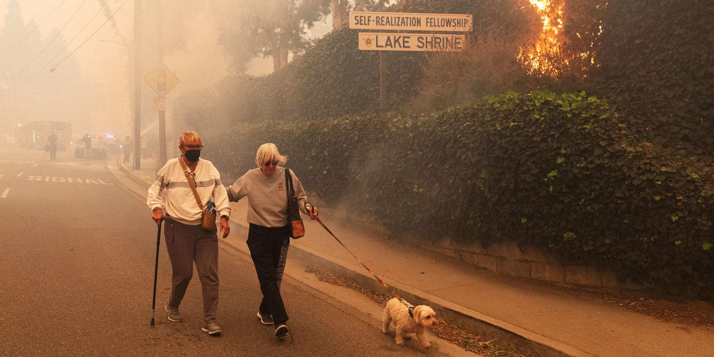 Des résidents évacuent leur maison | Source : Getty Images