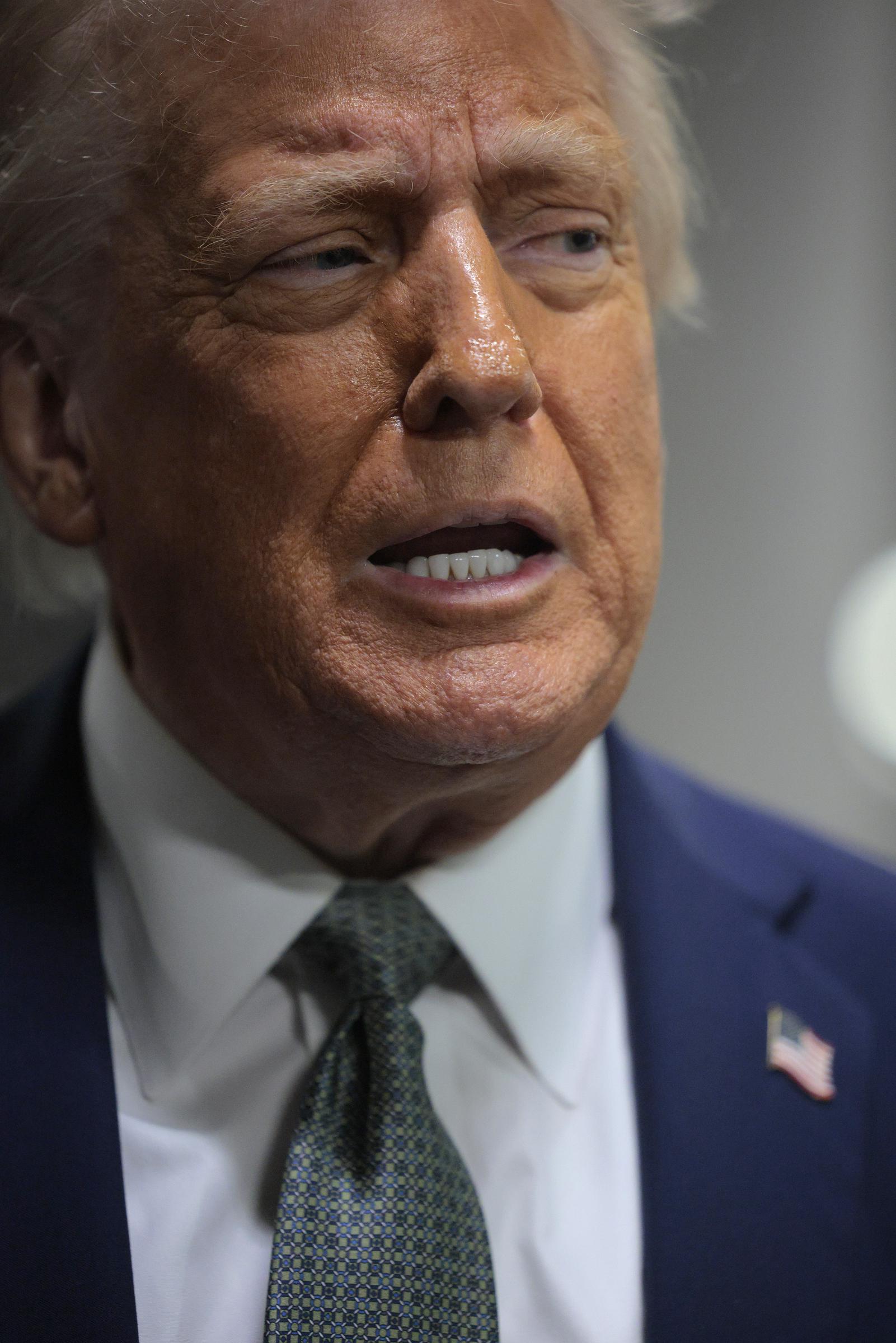 Le président Donald Trump s'adresse aux médias lors d'une visite guidée du John F. Kennedy Center for the Performing Arts avant de diriger une réunion du conseil d'administration, le 17 mars 2025, à Washington. | Source : Getty Images