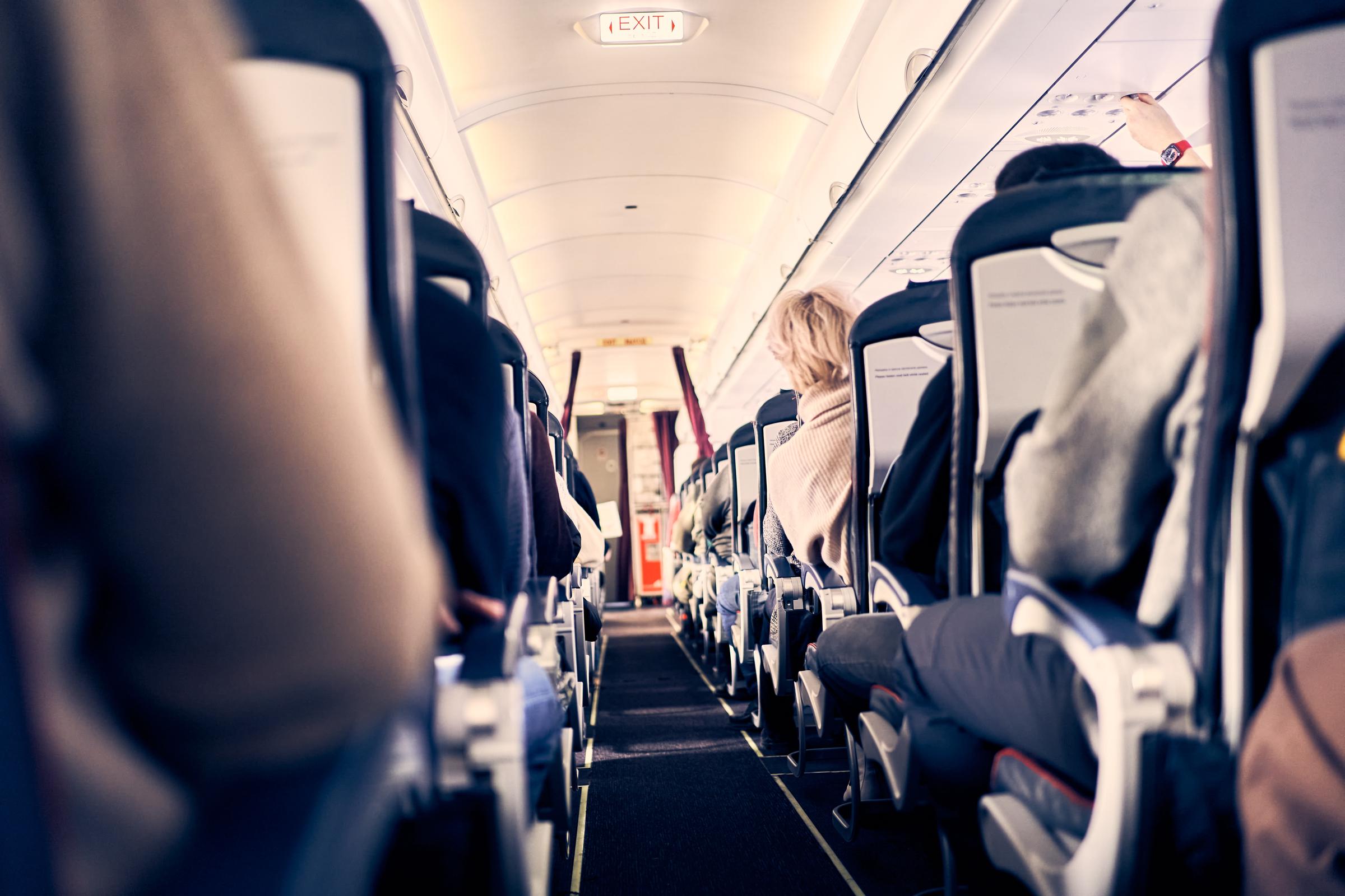 Passagers à l'intérieur d'un avion | Source : Shutterstock