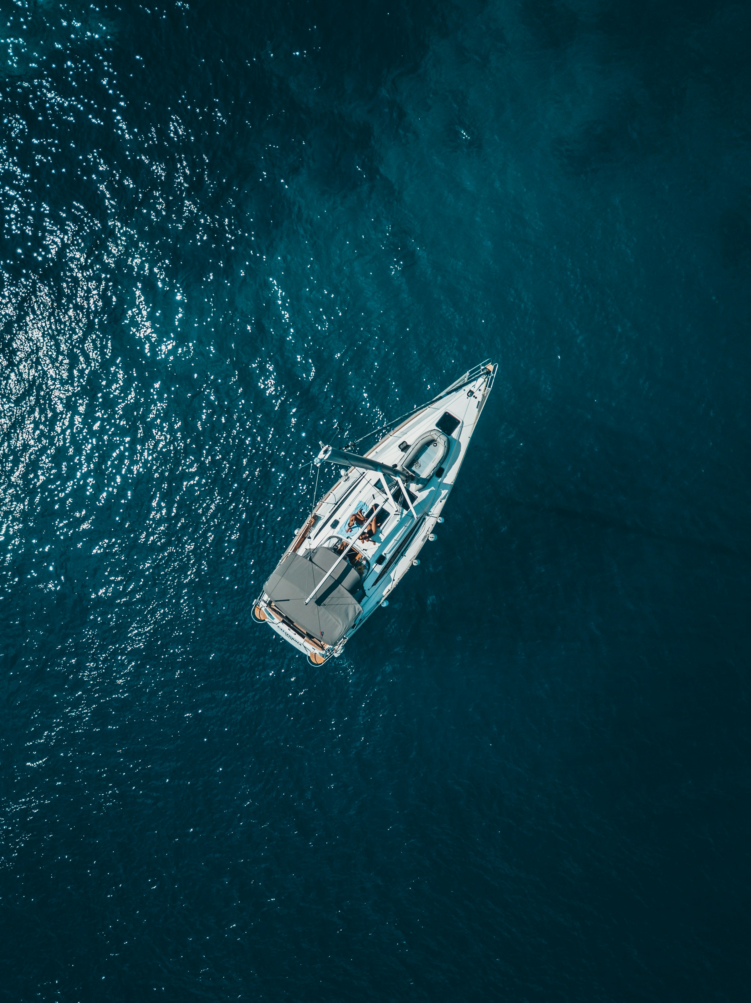 Vue aérienne d'un bateau en mer | Source : Unsplash