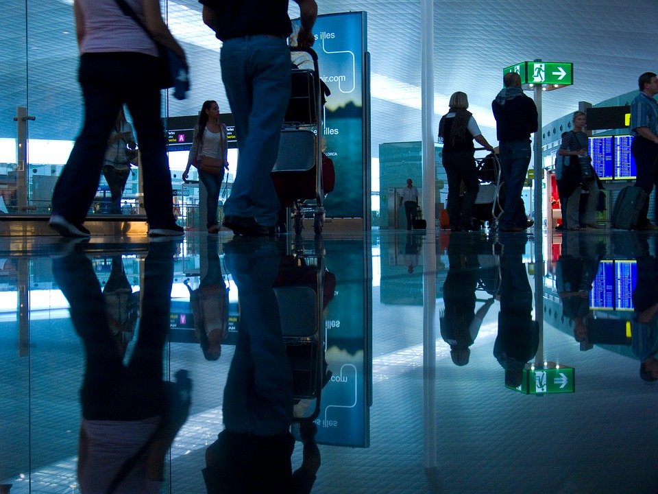 Des passagers dans l’aéroport. | Photo : Pixabay