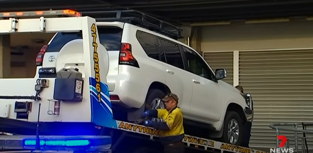 La voiture de Laura Rose Peverill prise en charge par la police enquêtant sur la mort de sa fille, Rylee Rose Black, lors d'une couverture médiatique le 21 décembre 2021, à Townsville, Australie | Source : YouTube/7NEWS Australie