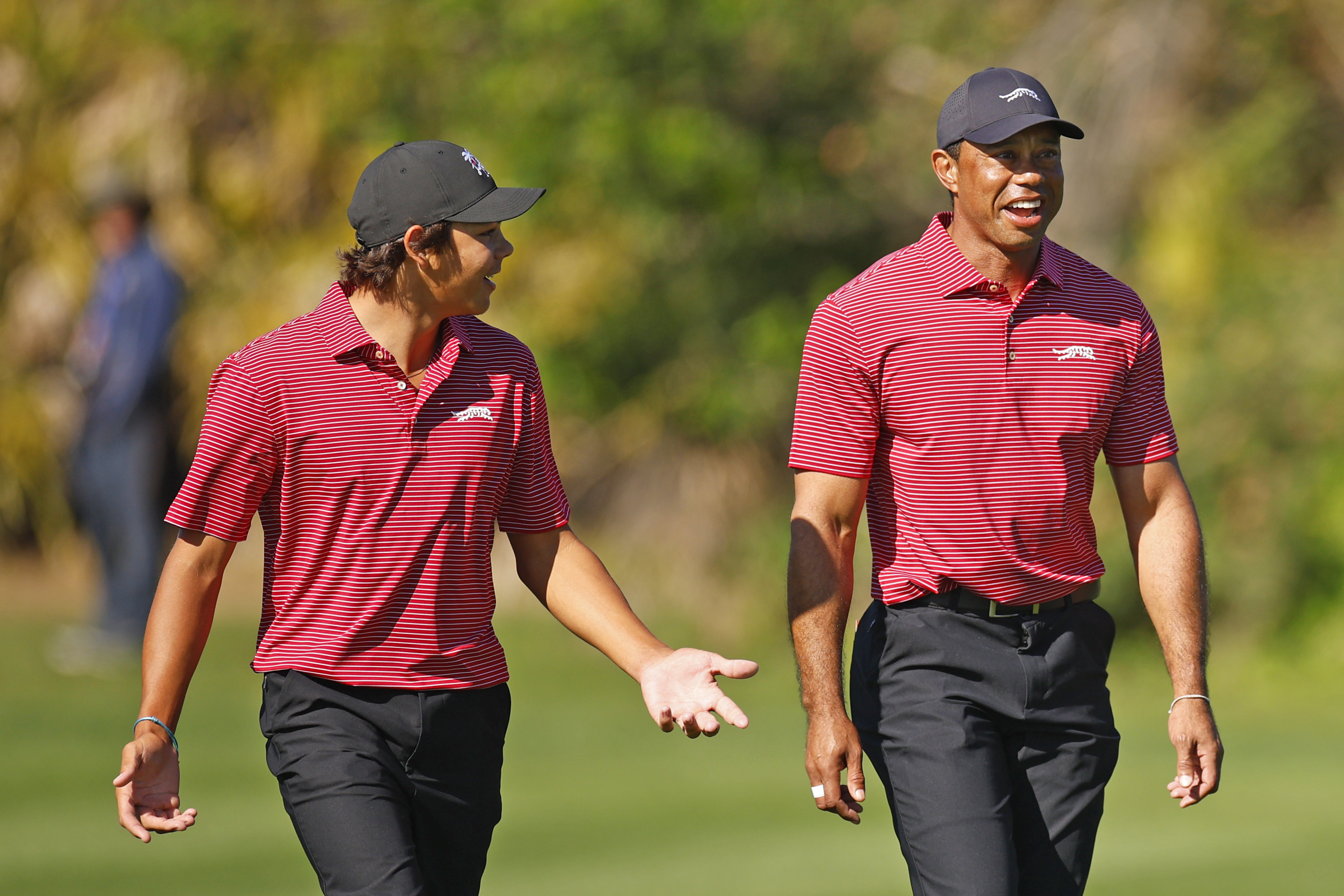 Tiger Woods et son fils Charlie marchent sur le quatrième trou pendant le deuxième tour du PNC Championship 2024 à Orlando le 22 décembre 2024 | Source : Getty Images