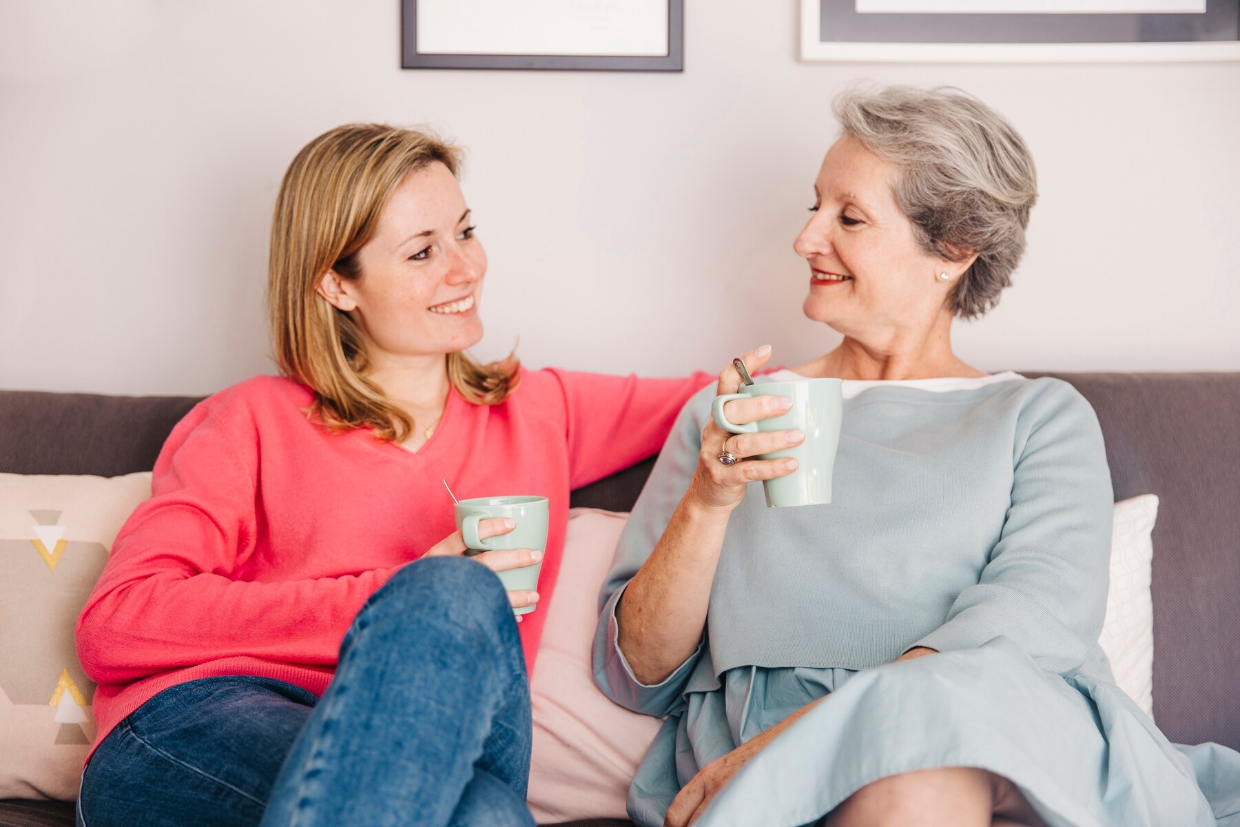 Deux femmes qui boivent du thé | Source : Freepik