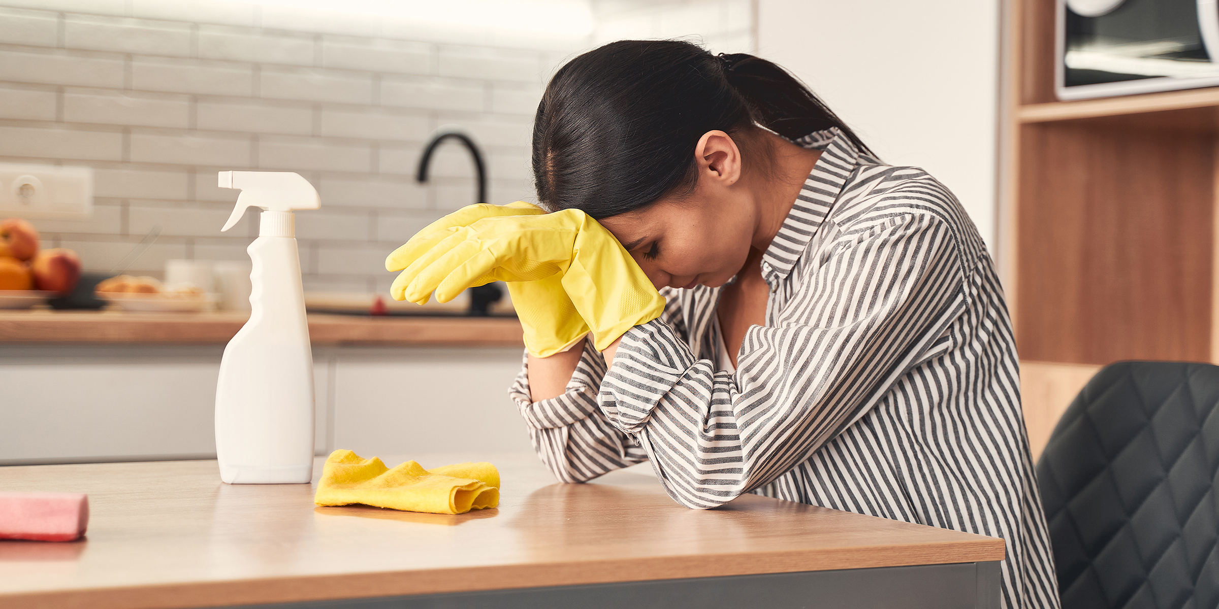 Une femme assise à un comptoir de cuisine | Source : Shutterstock