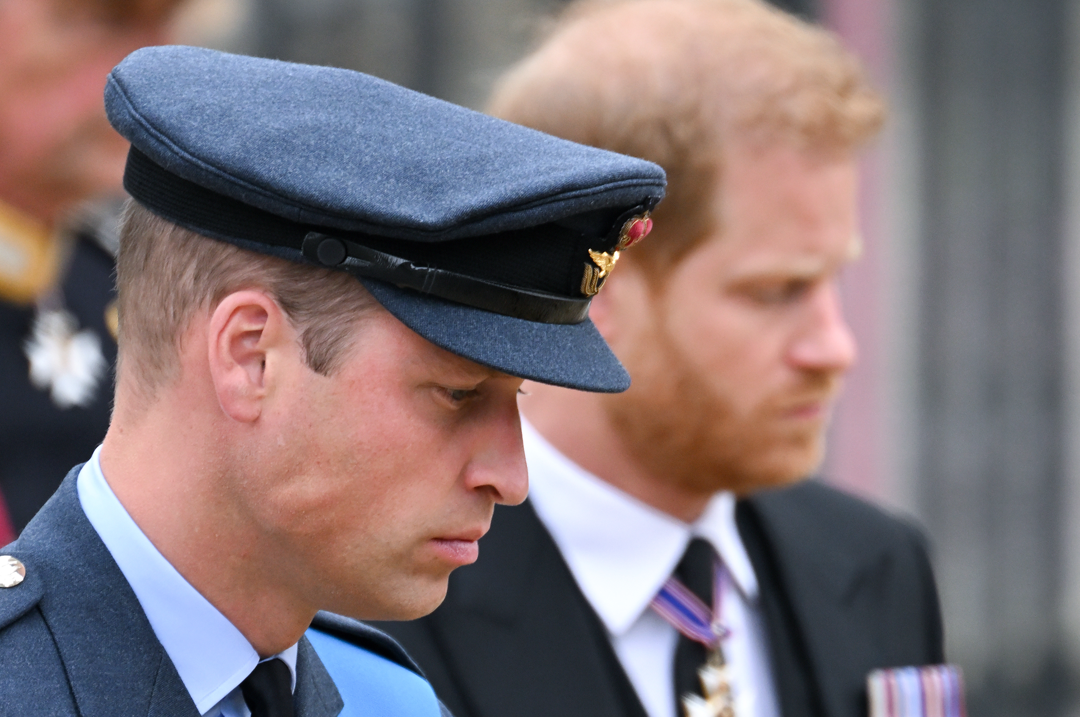 Le prince William et le prince Harry lors des funérailles nationales de la reine Élisabeth II à Londres, en Angleterre, le 19 septembre 2022 | Source : Getty Images