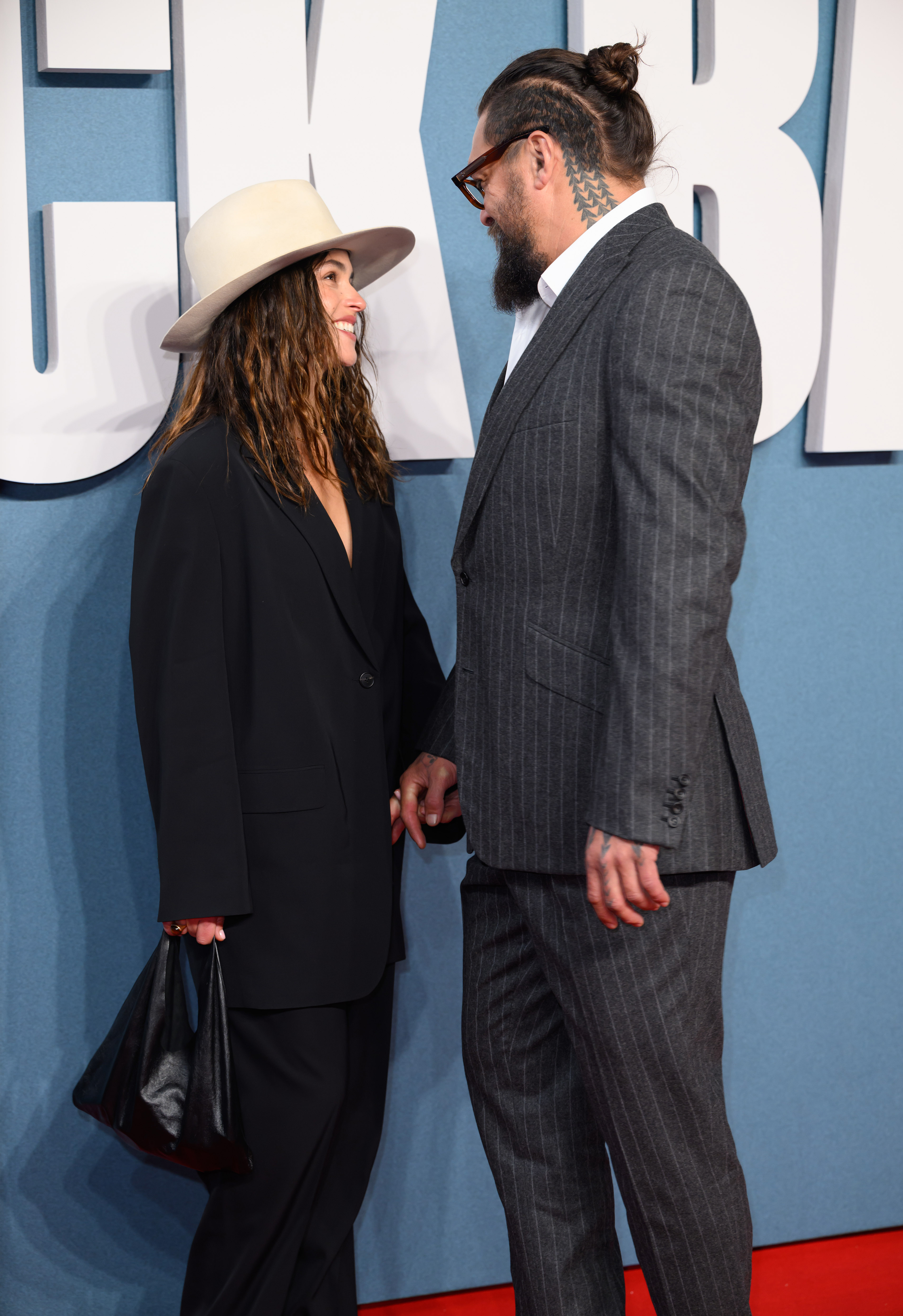 Adria Arjona et Jason Momoa échangent des sourires lors de l'événement. | Source : Getty Images