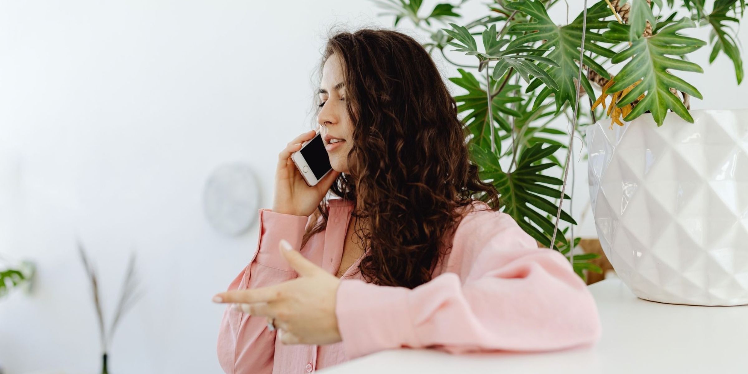 Une femme qui parle au téléphone chez elle | Source : Pexels