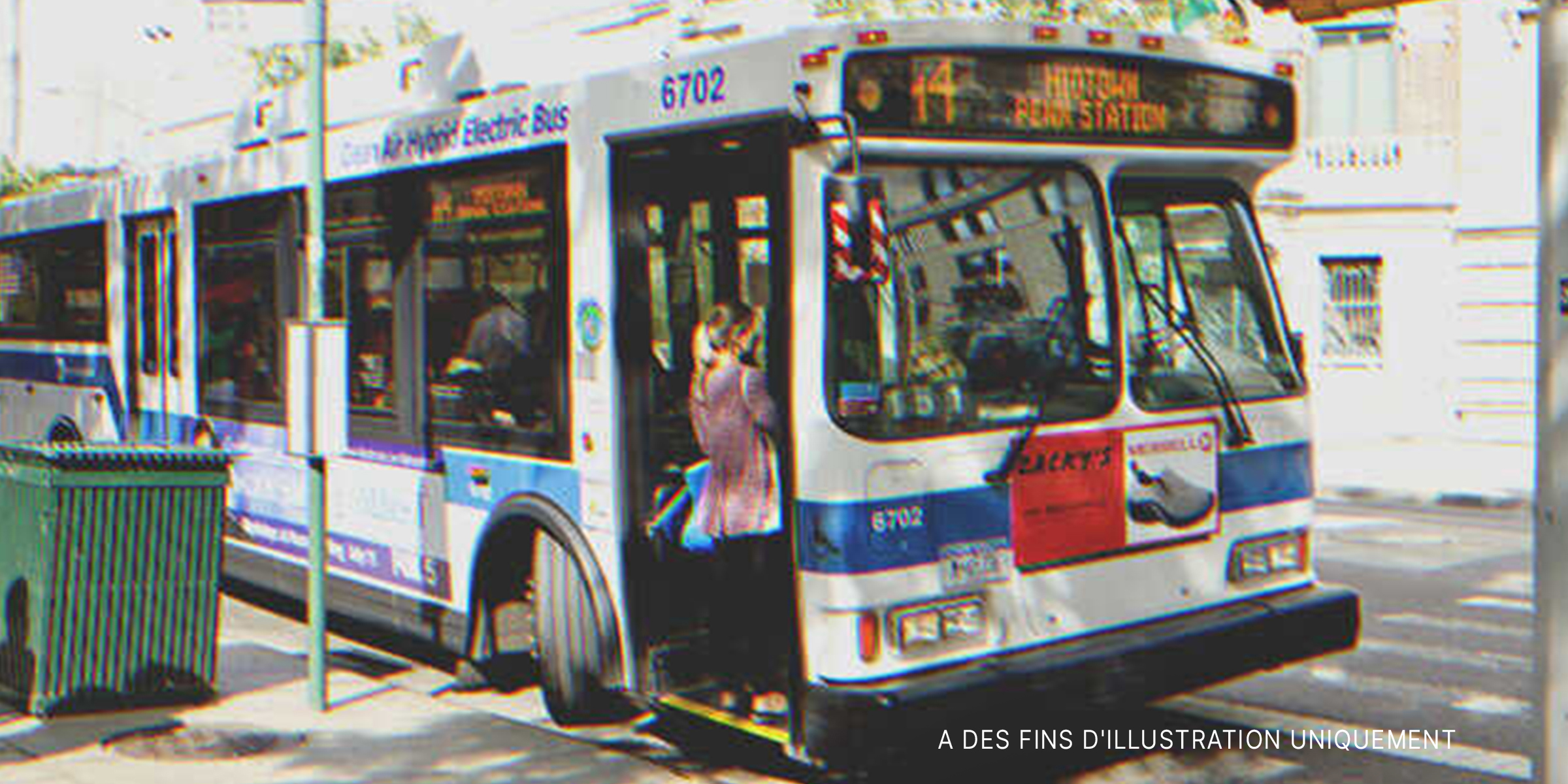 Une femme montant dans un bus | Source : Shutterstock