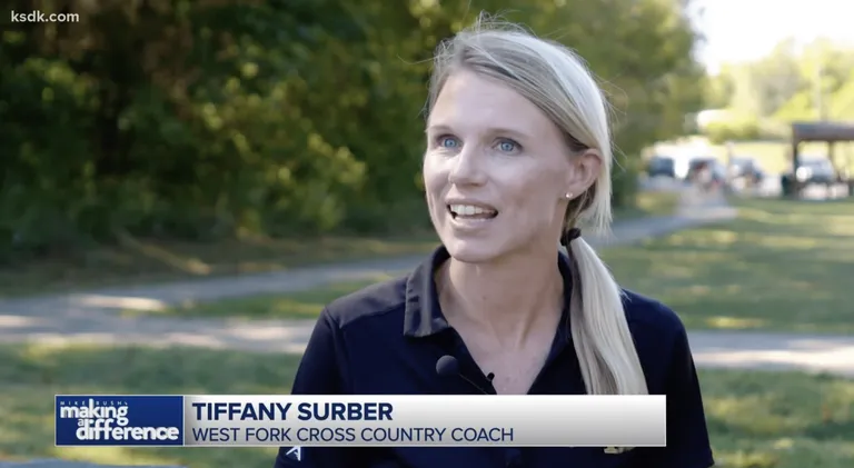 L'entraîneur de cross-country de West Fork, Tiffany Surber, a partagé ses réflexions sur la valorisation de l'inclusivité dans l'équipe. | Photo : YouTube.com/KSDK News