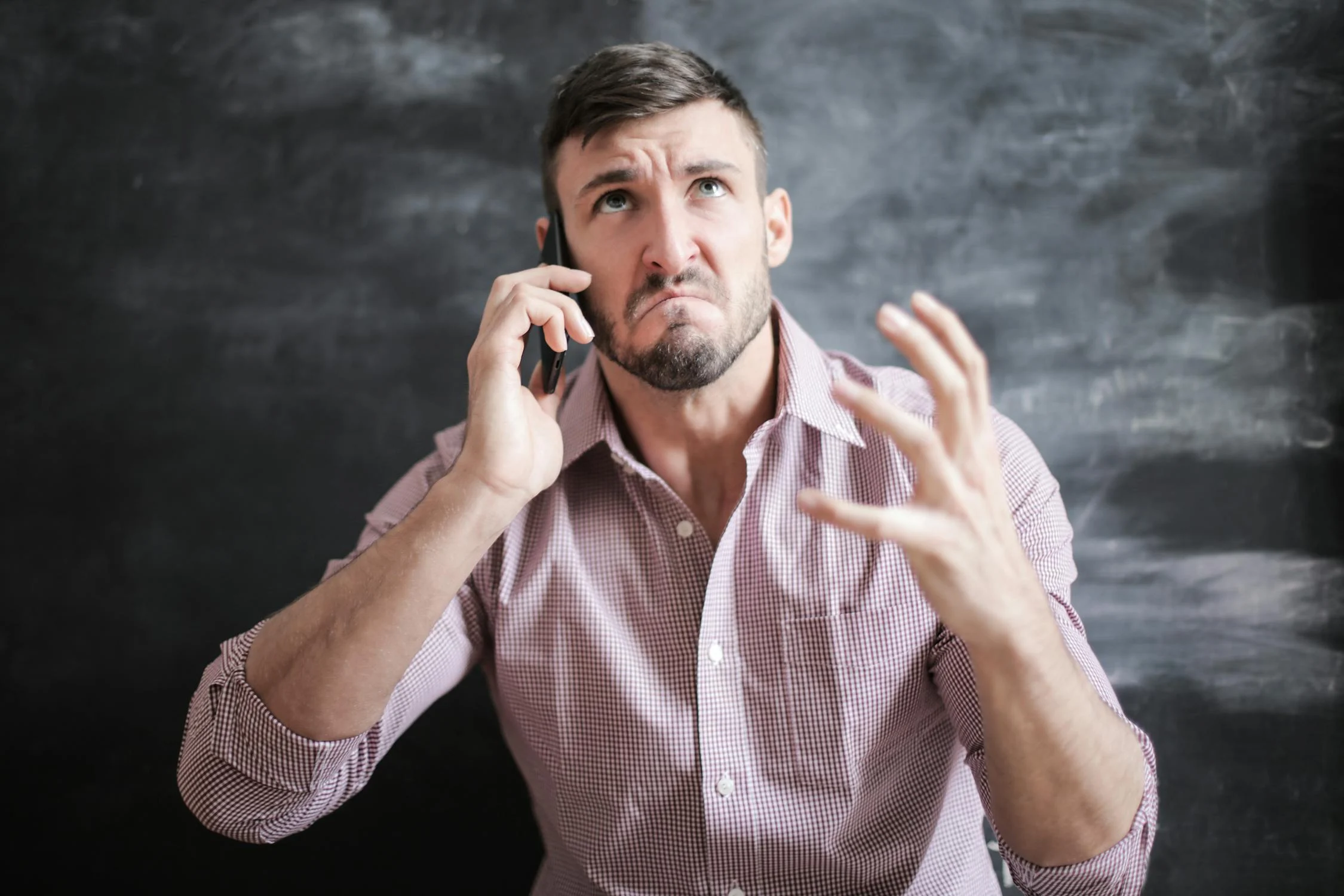 An angry man talking on the phone | Source: Pexels