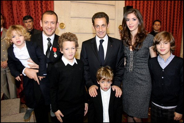 Dany Boon avec son épouse et leurs enfants avec Nicolas Sarkozy aux Palais De L'Elysée à Paris. | Photo : GettyImage