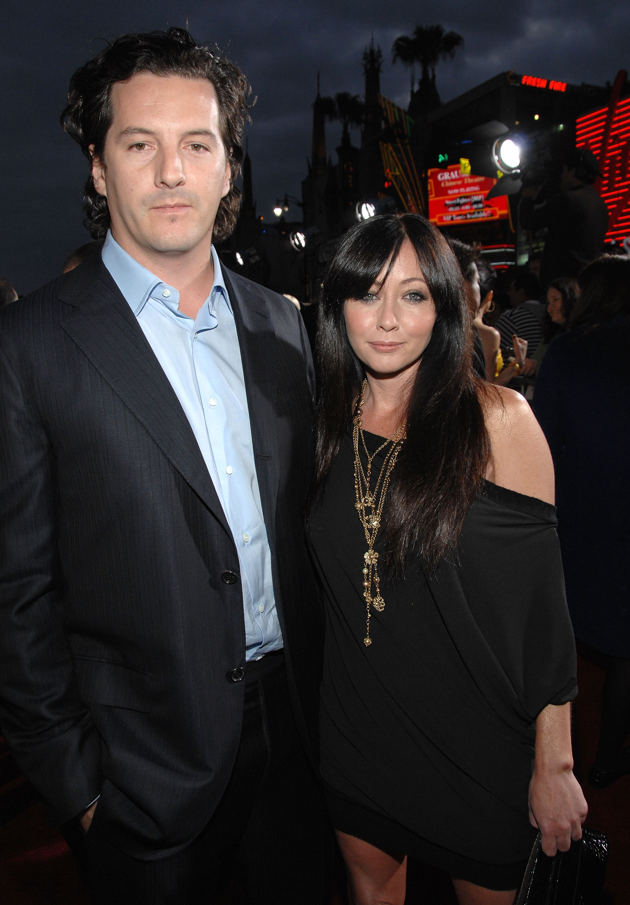 Kurt Iswarienko et Shannen Doherty à la première de "La montagne ensorcelée" à Hollywood, Californie le 11 mars 2009 | Source : Getty Images