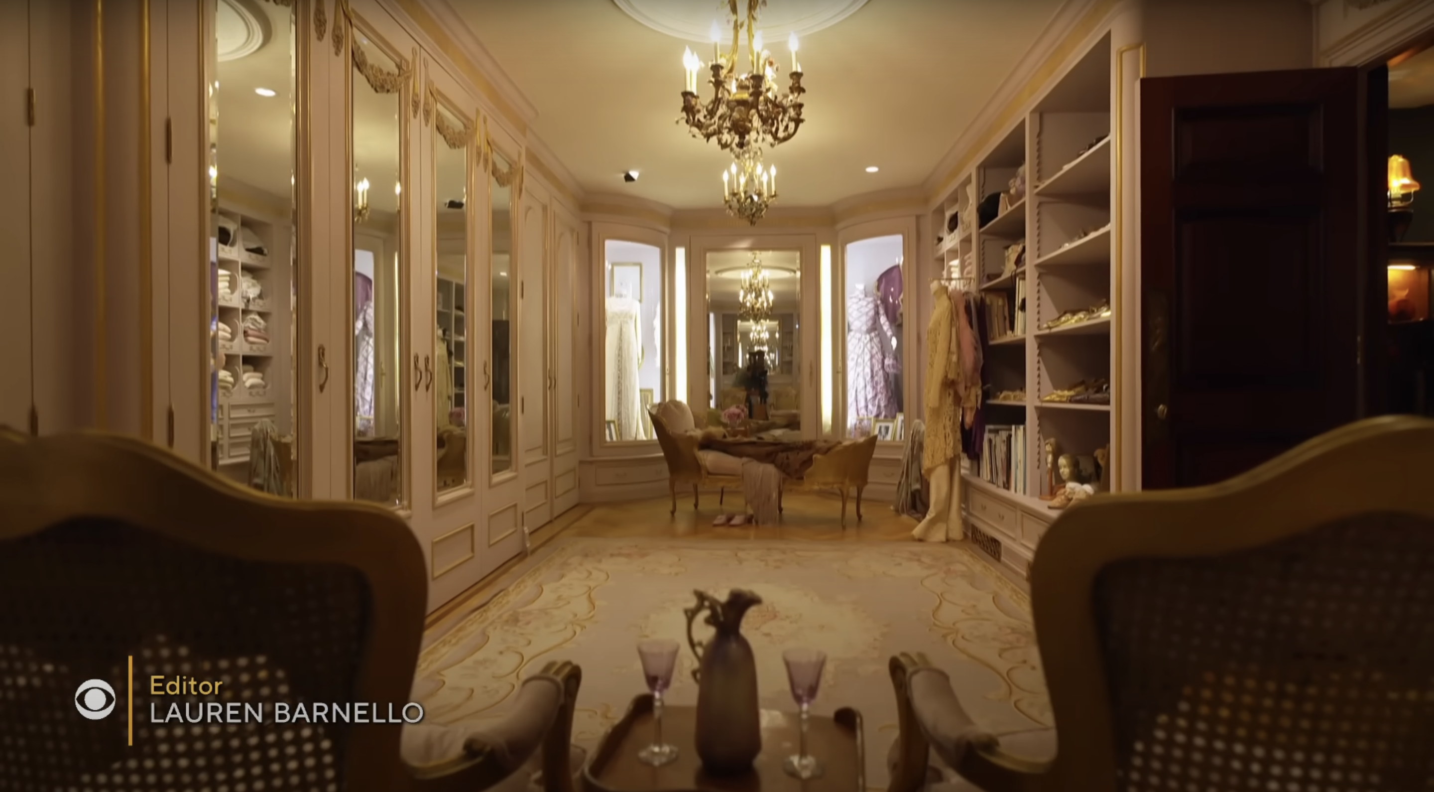 Une vue de l'intérieur de la maison de Barbra Streisand, postée le 5 novembre 2023 | Source : YouTube/CBS Sunday Morning