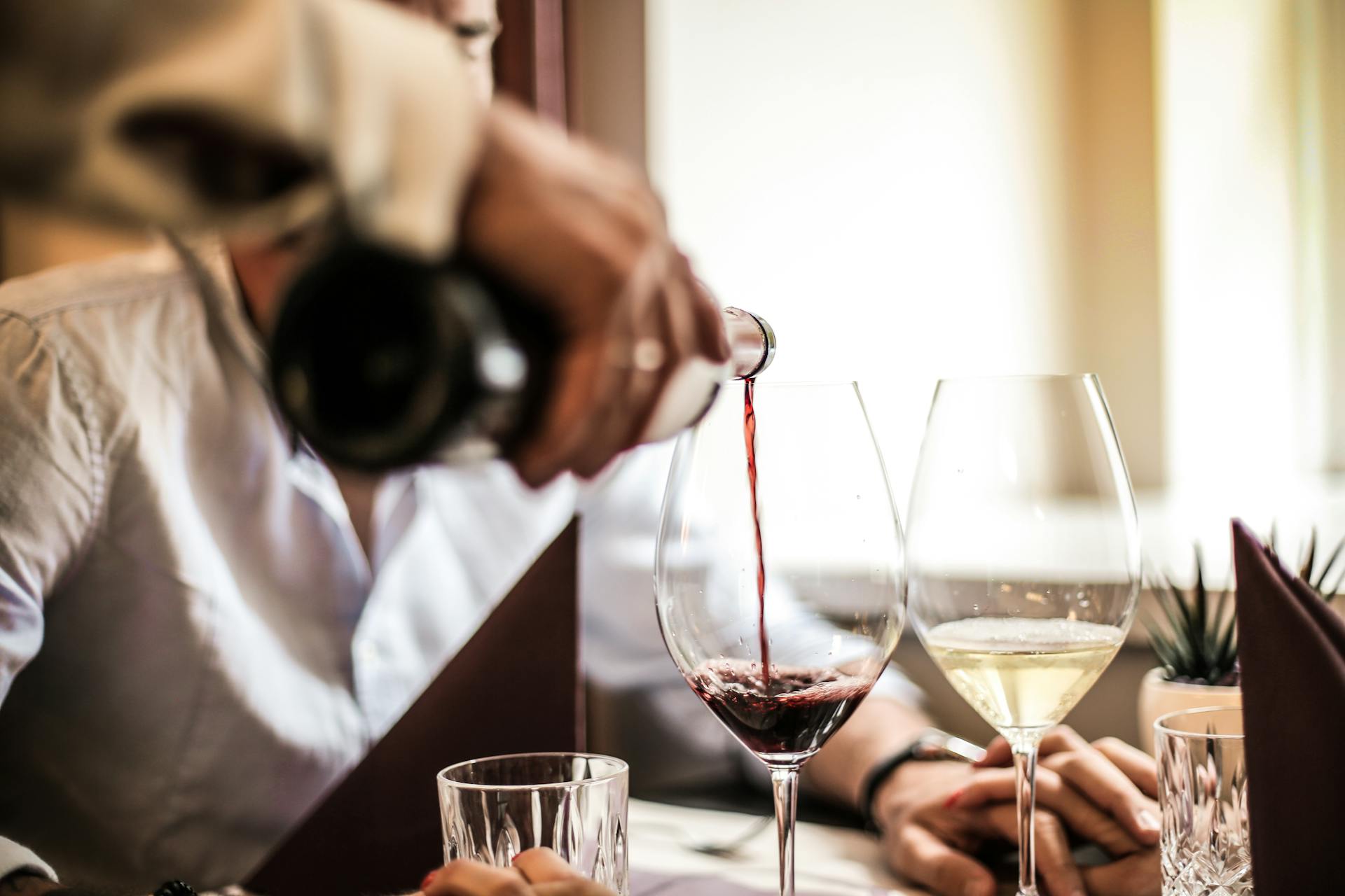 Une personne versant du vin dans un restaurant | Source : Pexels