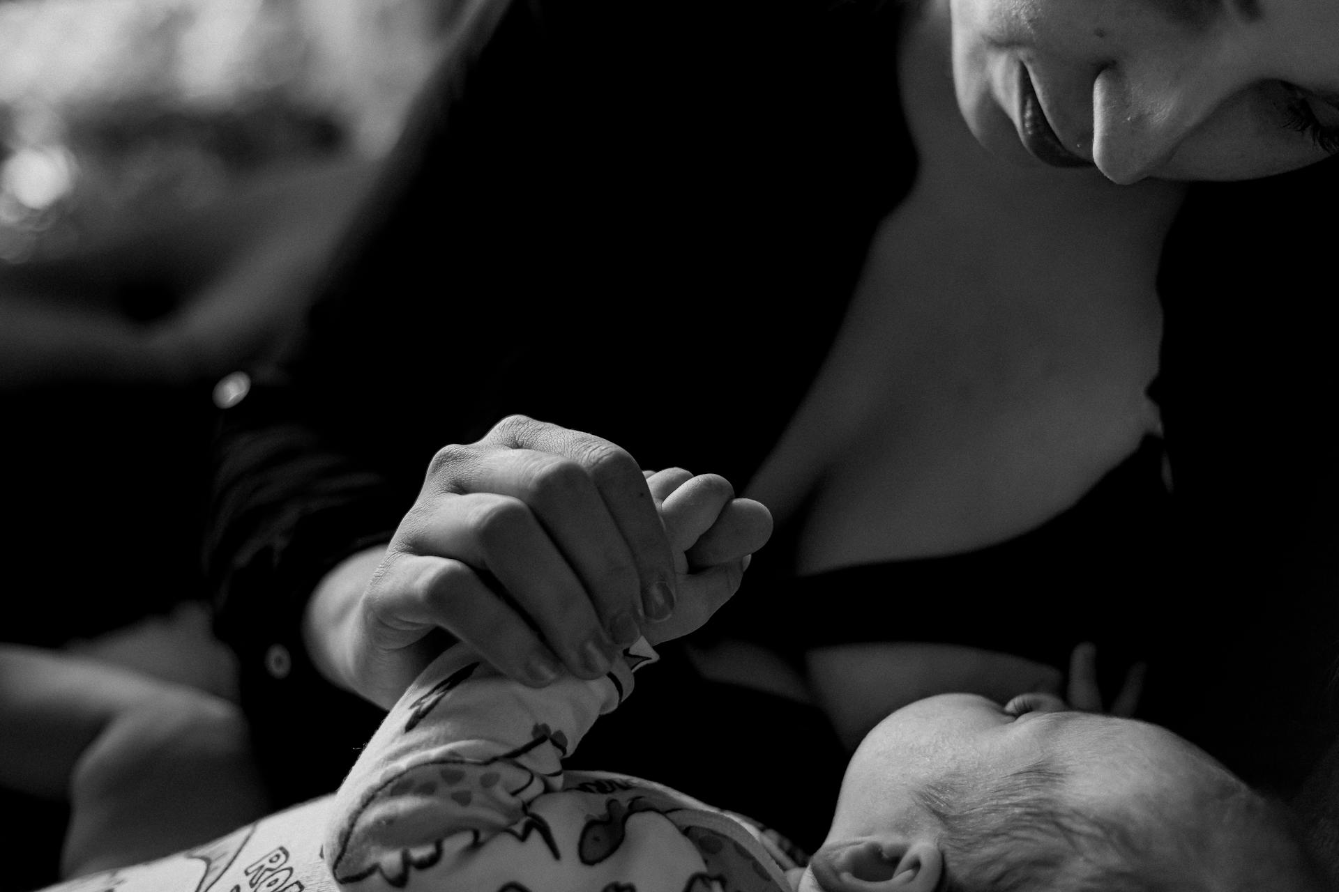 Une photo en niveaux de gris d'une femme tenant son bébé | Source : Pexels