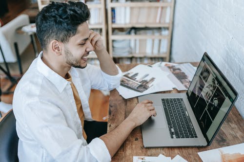 Un homme devant son ordinateur | Photo : Pexels