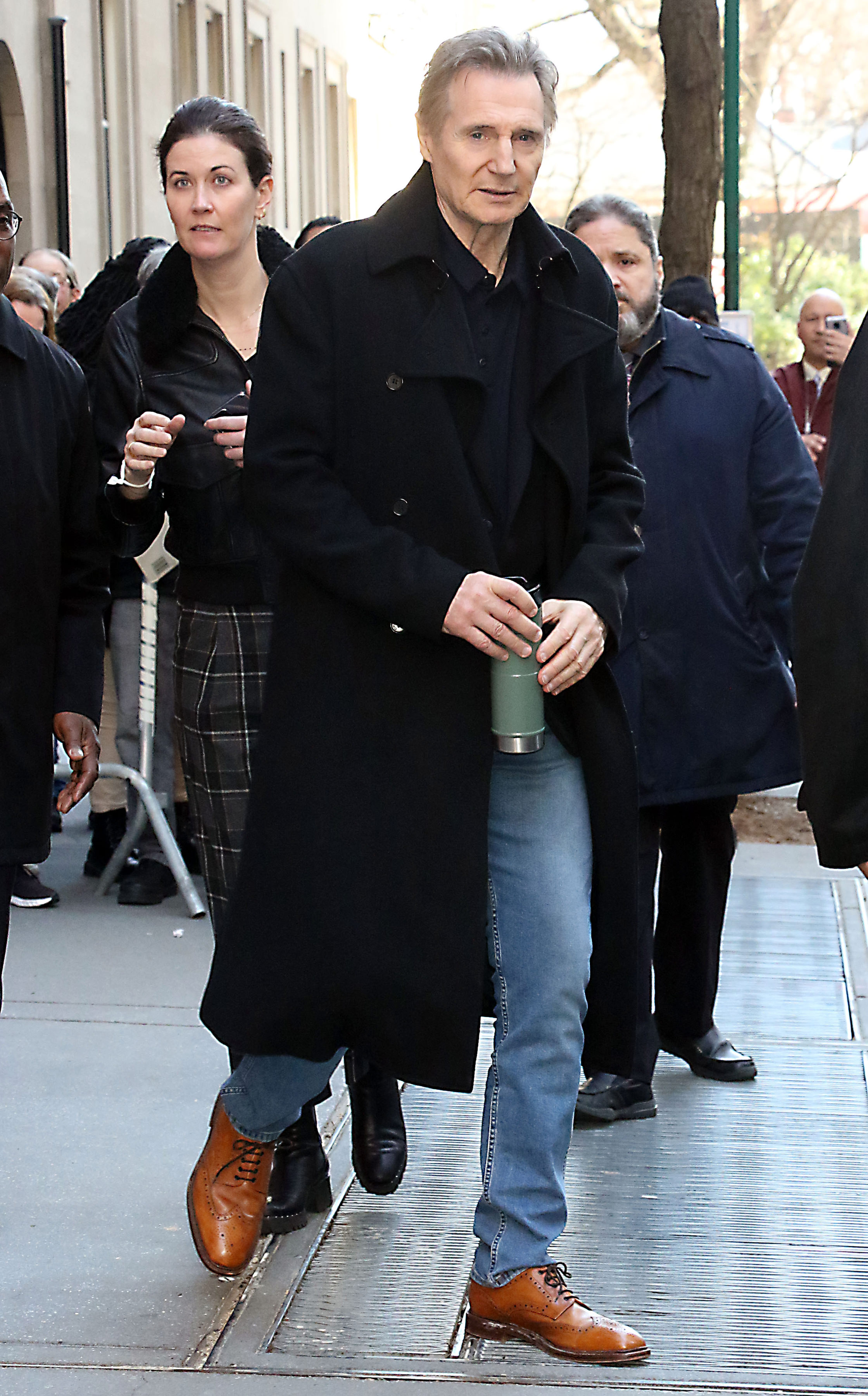 Liam Neeson est vu le 15 février 2023 à New York City. | Source : Getty Images
