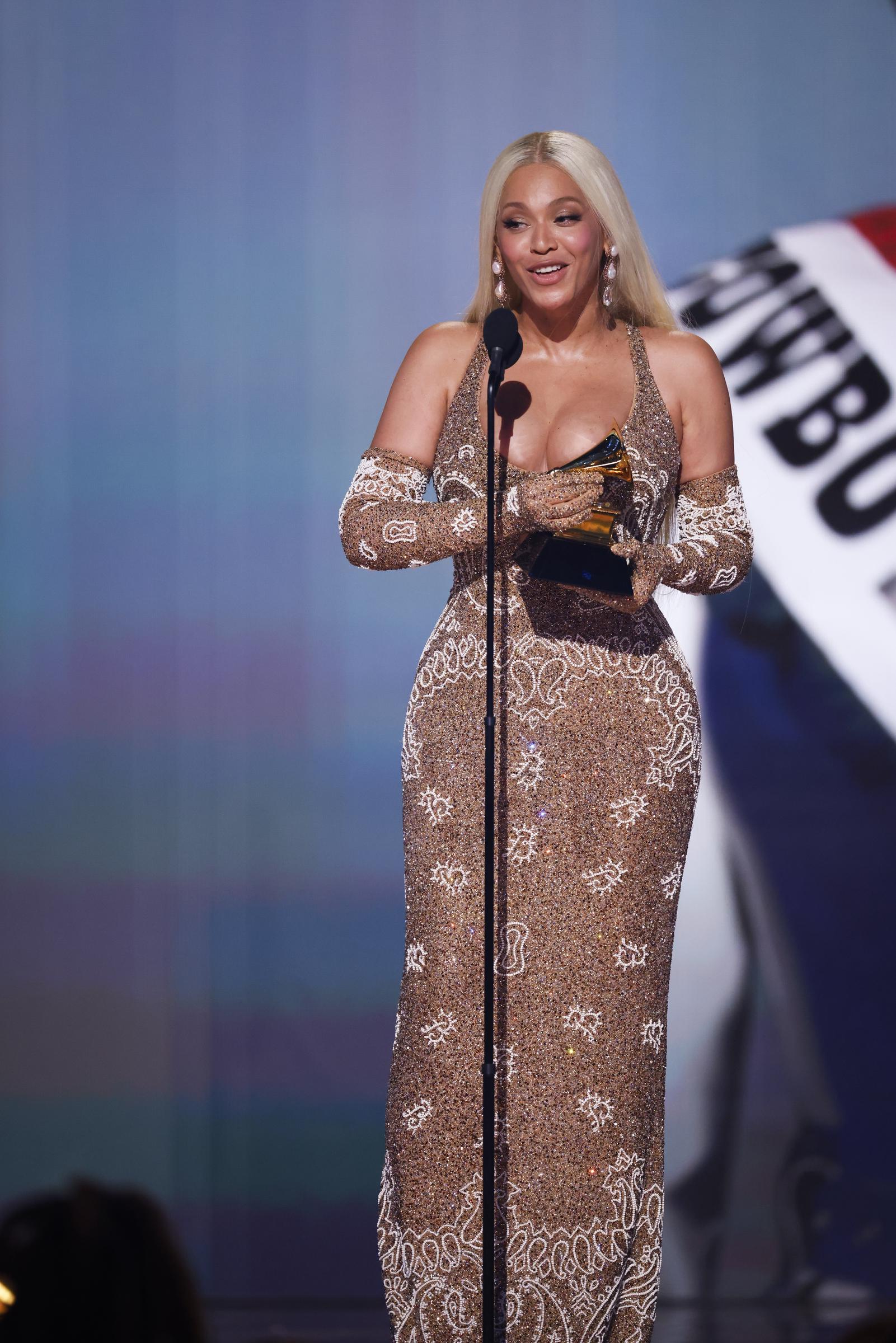 Beyoncé parle sur scène lors de la 67e cérémonie annuelle des Grammy Awards au Crypto.com Arena à Los Angeles | Source : Getty Images