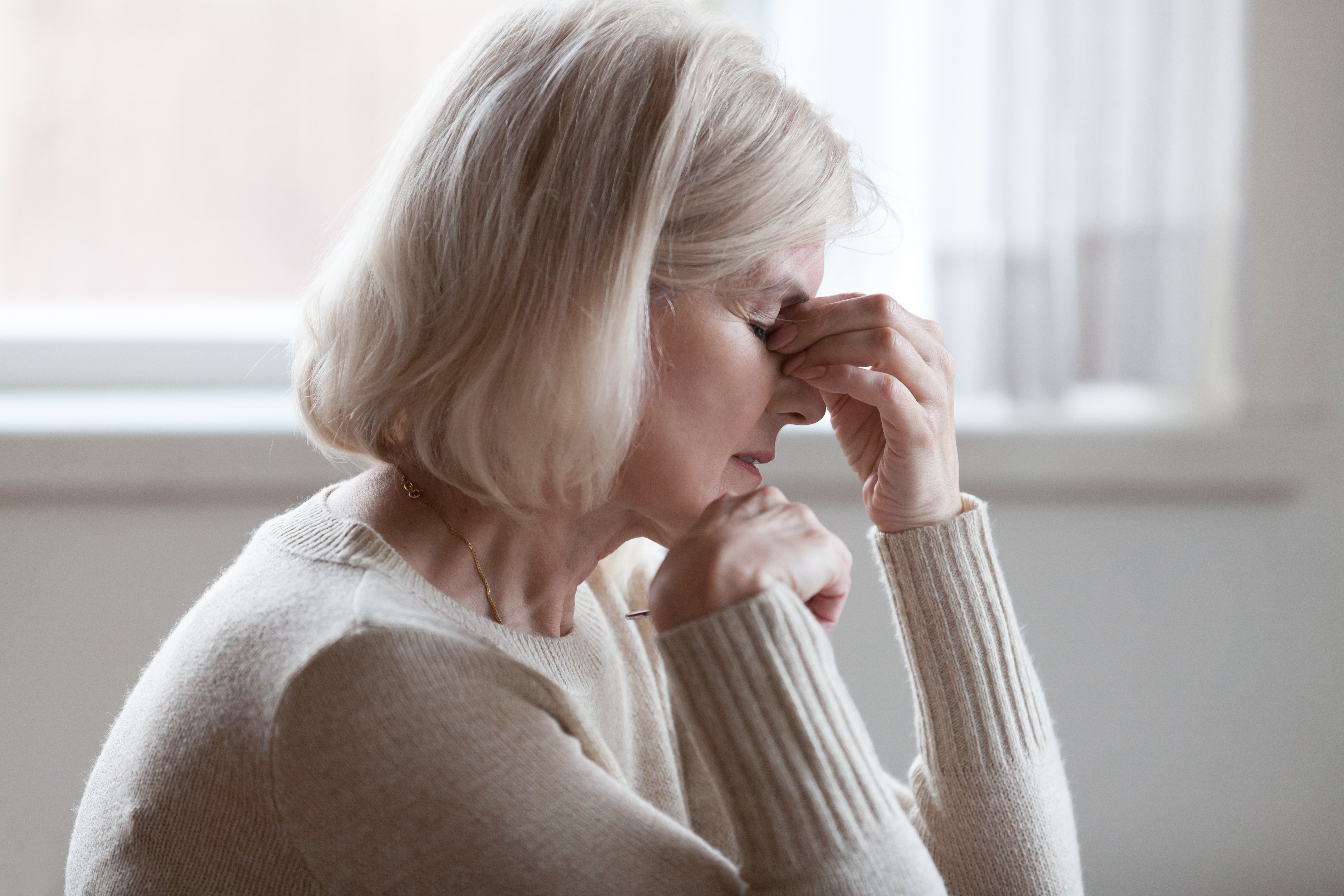 Une femme d'âge moyen stressée.│Source : Shutterstock