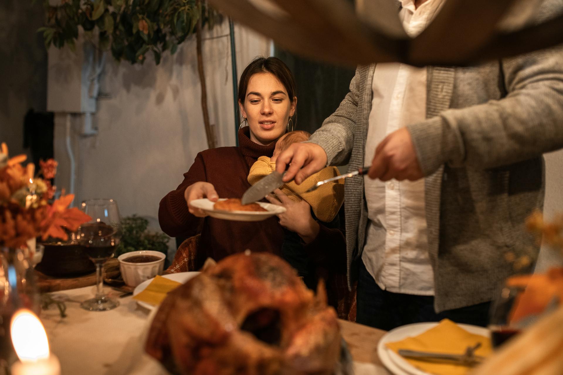 Une femme à une table de Thanksgiving | Source : Pexels