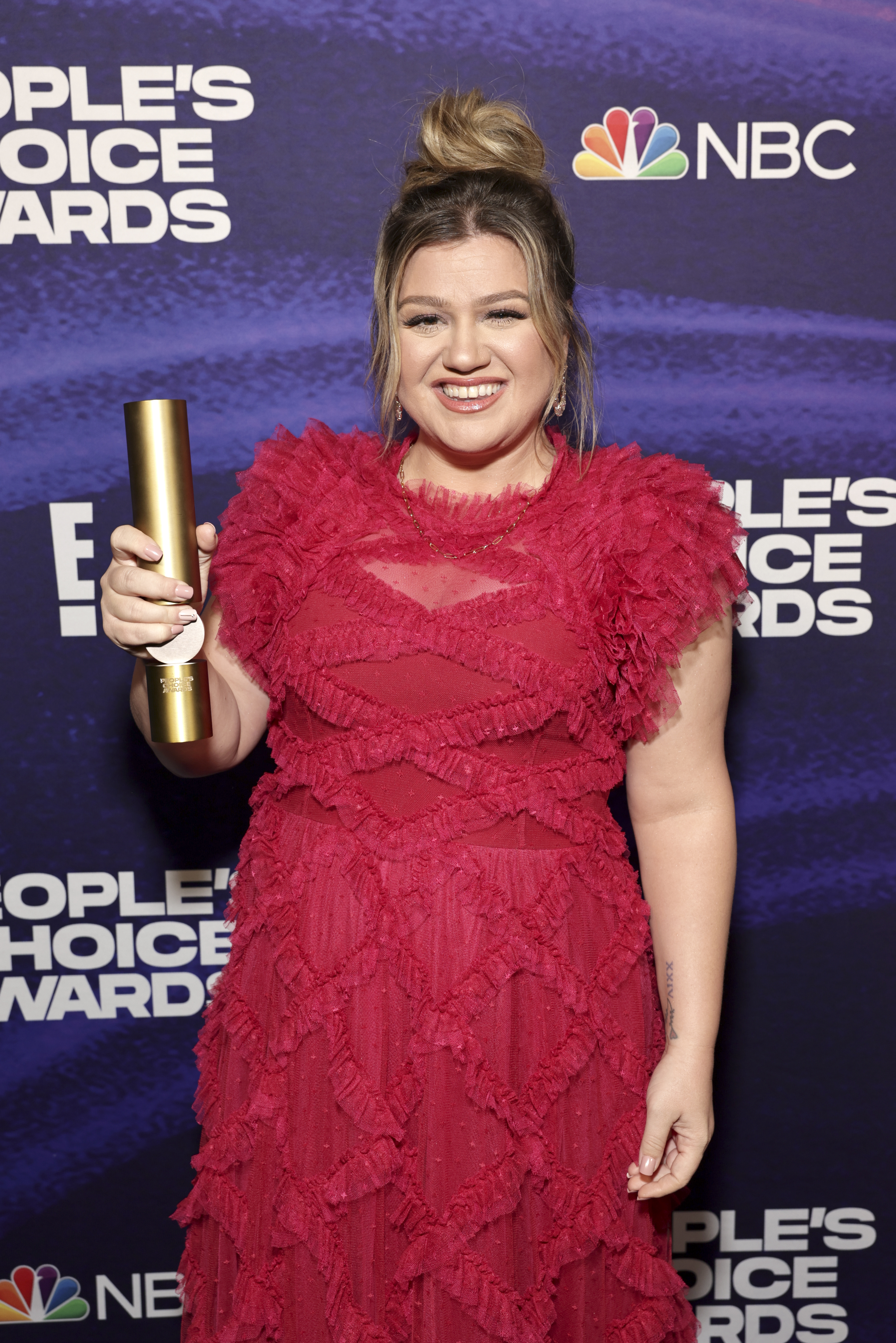 Kelly Clarkson pose en coulisses lors des 2022 People's Choice Awards au Barker Hangar le 6 décembre 2022 à Santa Monica, en Californie. | Source : Getty Images