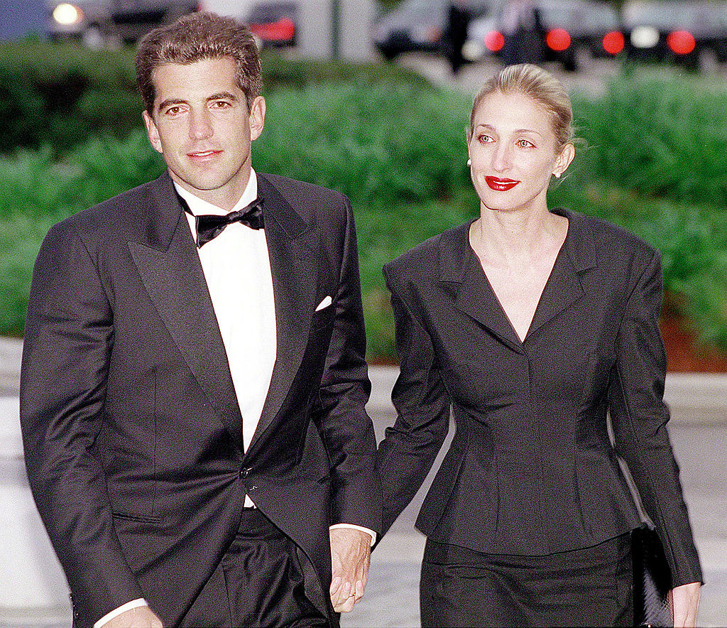 John F. Kennedy, Jr. et Carolyn Bessette Kennedy arrivent au dîner annuel de la John F. Kennedy Library Foundation et à la remise des prix Profiles in Courage, le 23 mai 1999 à Boston, Massachusetts. | Source : Getty Images