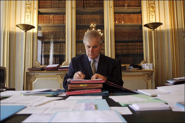 Pascal Clement, Garde des Sceaux au Ministère de la Justice - Le 29 juin 2005 - A Paris, France. | Photo : Getty Images