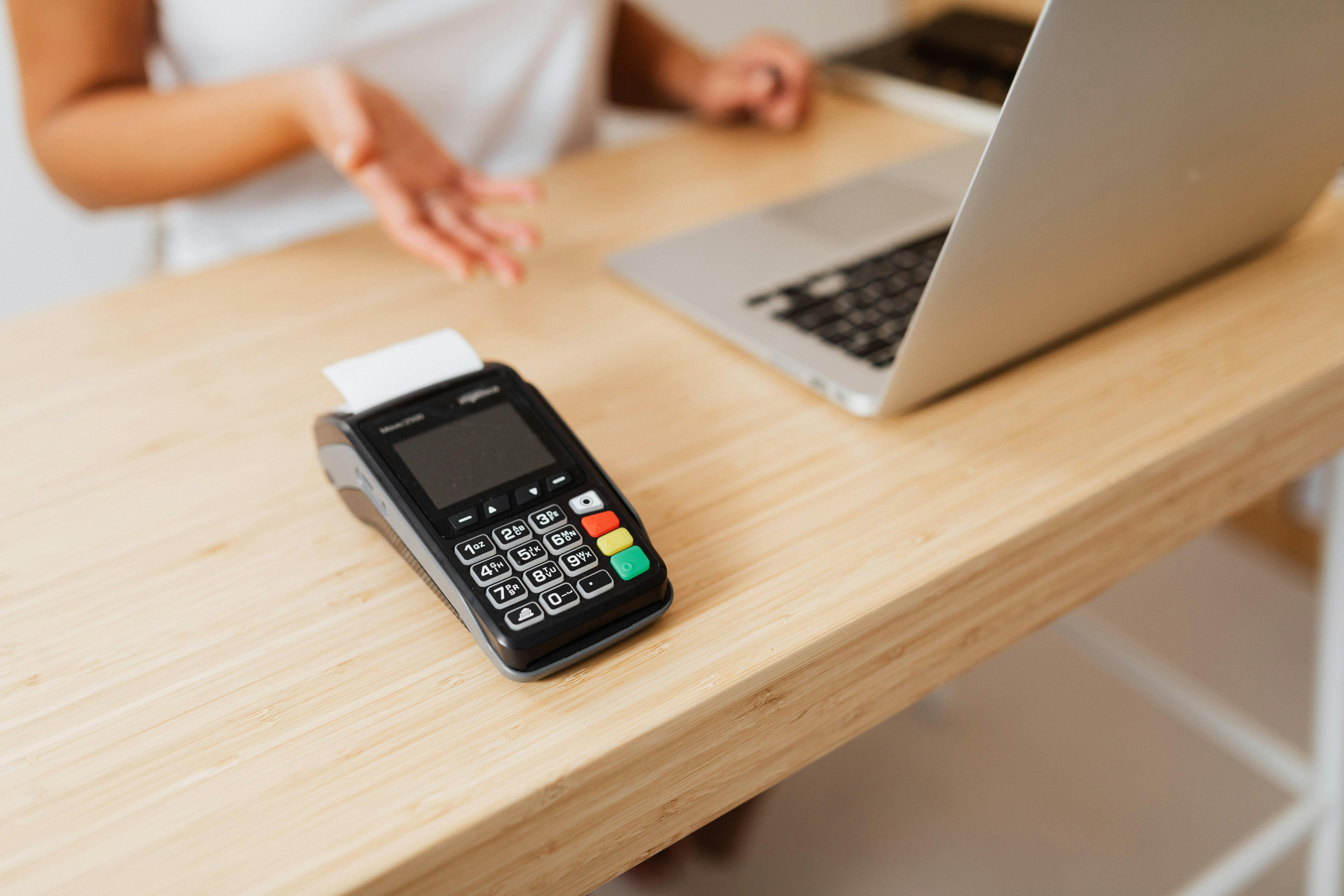 Une machine à cartes bancaires sur un comptoir | Source : Pexels