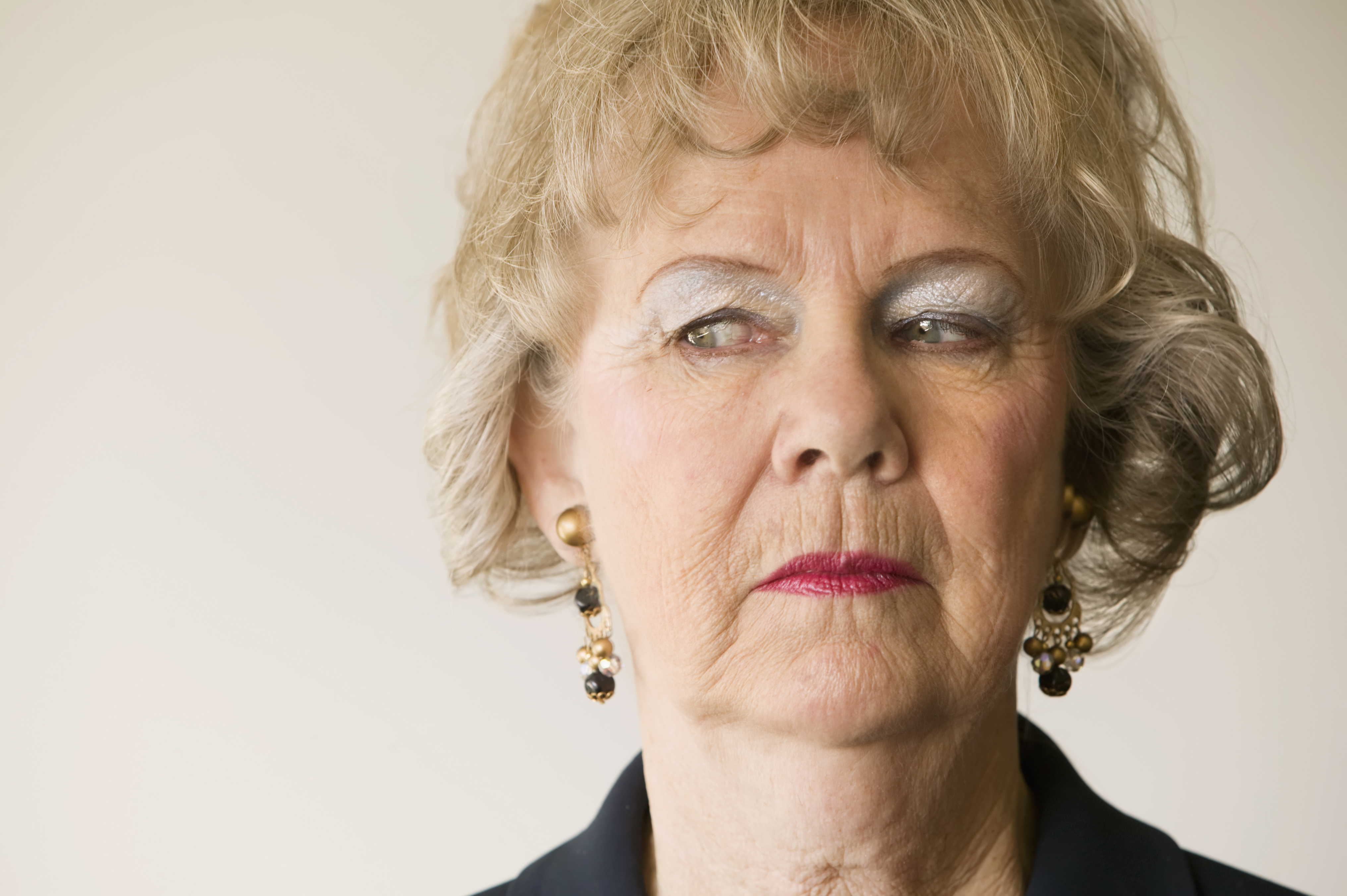 Une femme âgée en colère qui regarde de côté | Source : Shutterstock