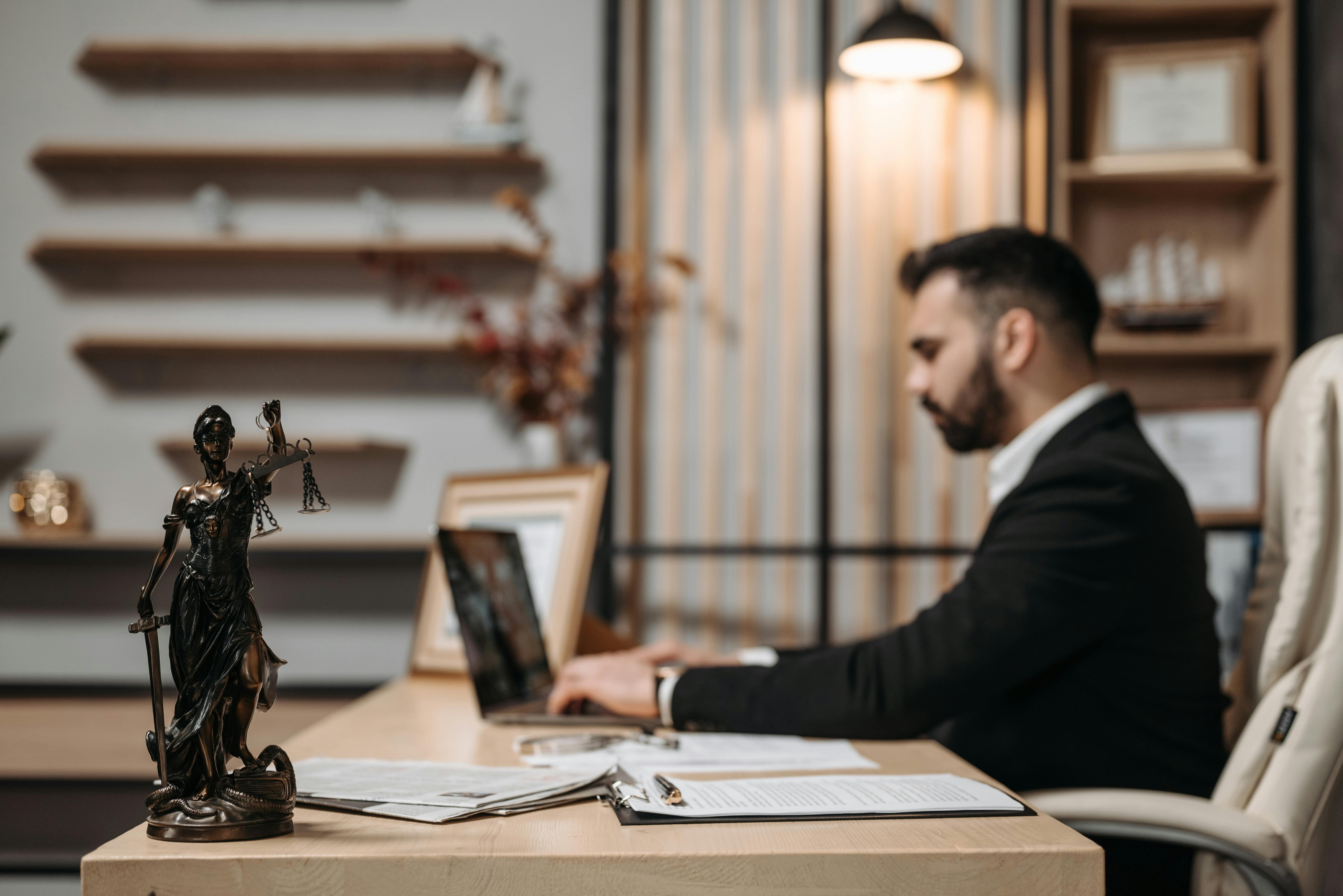 Un avocat dans son bureau | Source : Pexels