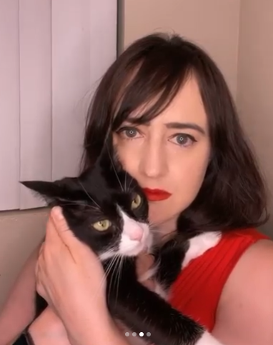 Mara Wilson posant avec son chat, en date du 4 août 2023 | Source : Instagram/marawilson