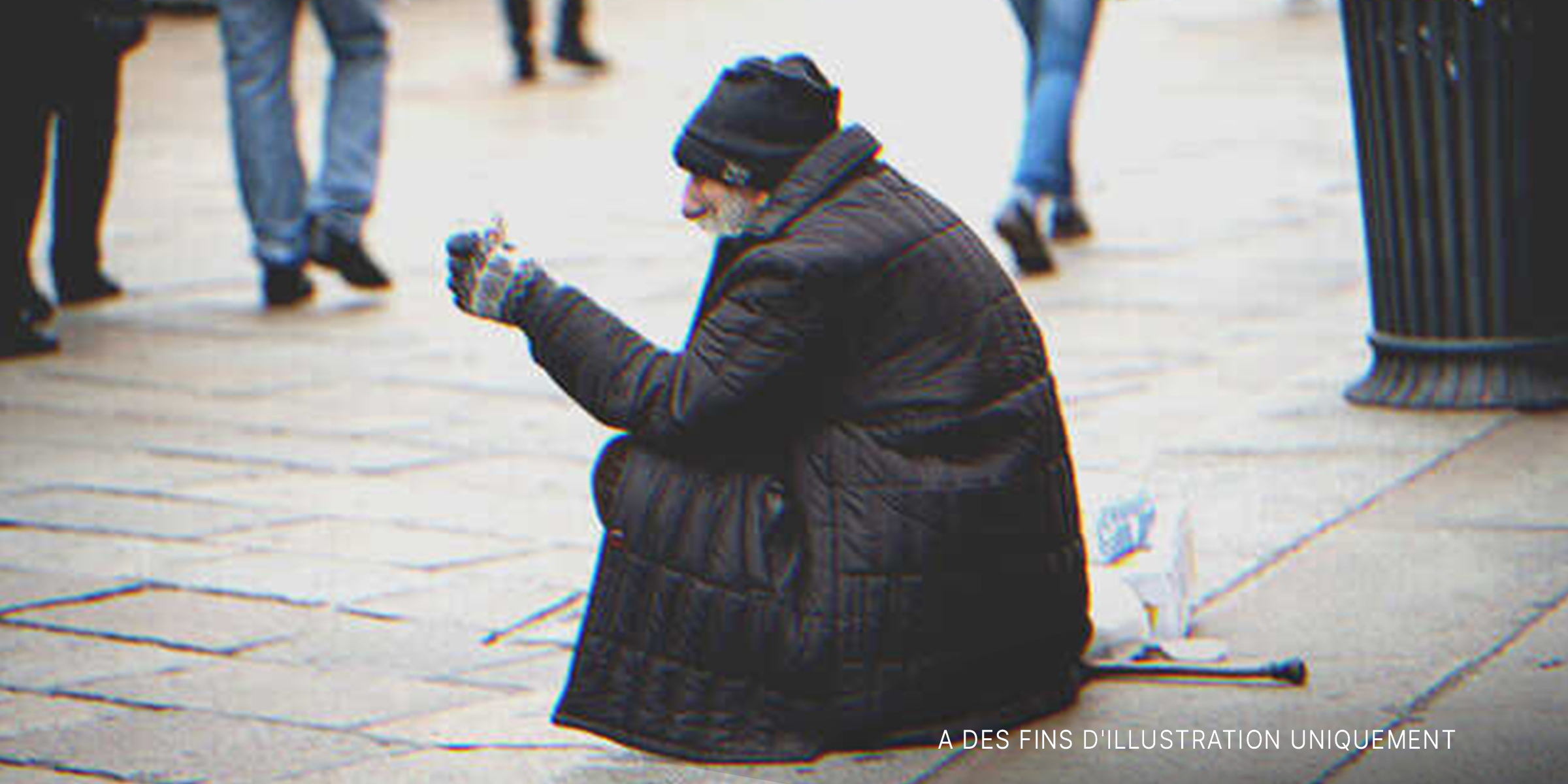 Un vieux mendiant assis dans la rue | Source : Shutterstock