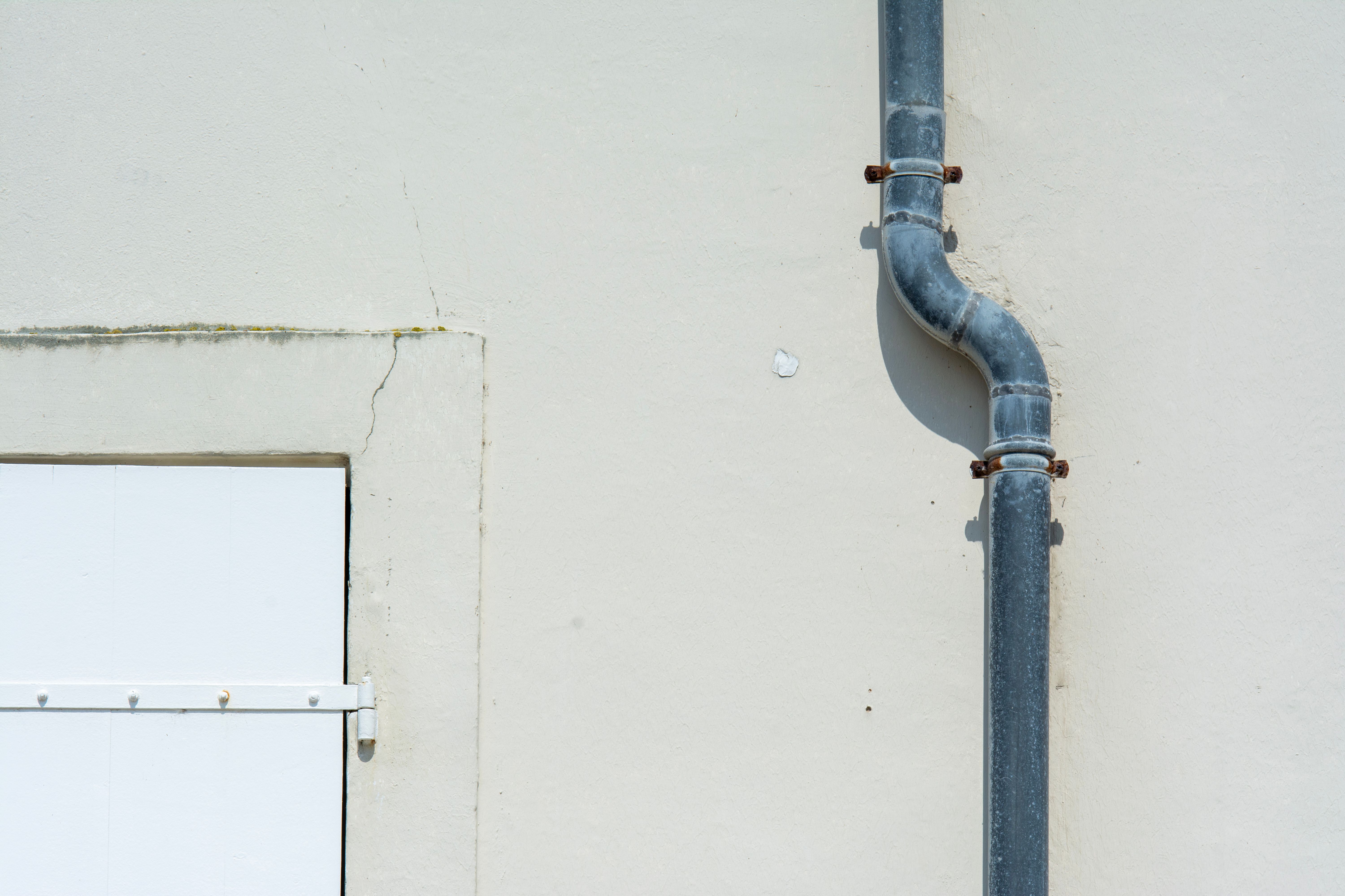 Tuyau de drainage en métal gris | Source : Pexels