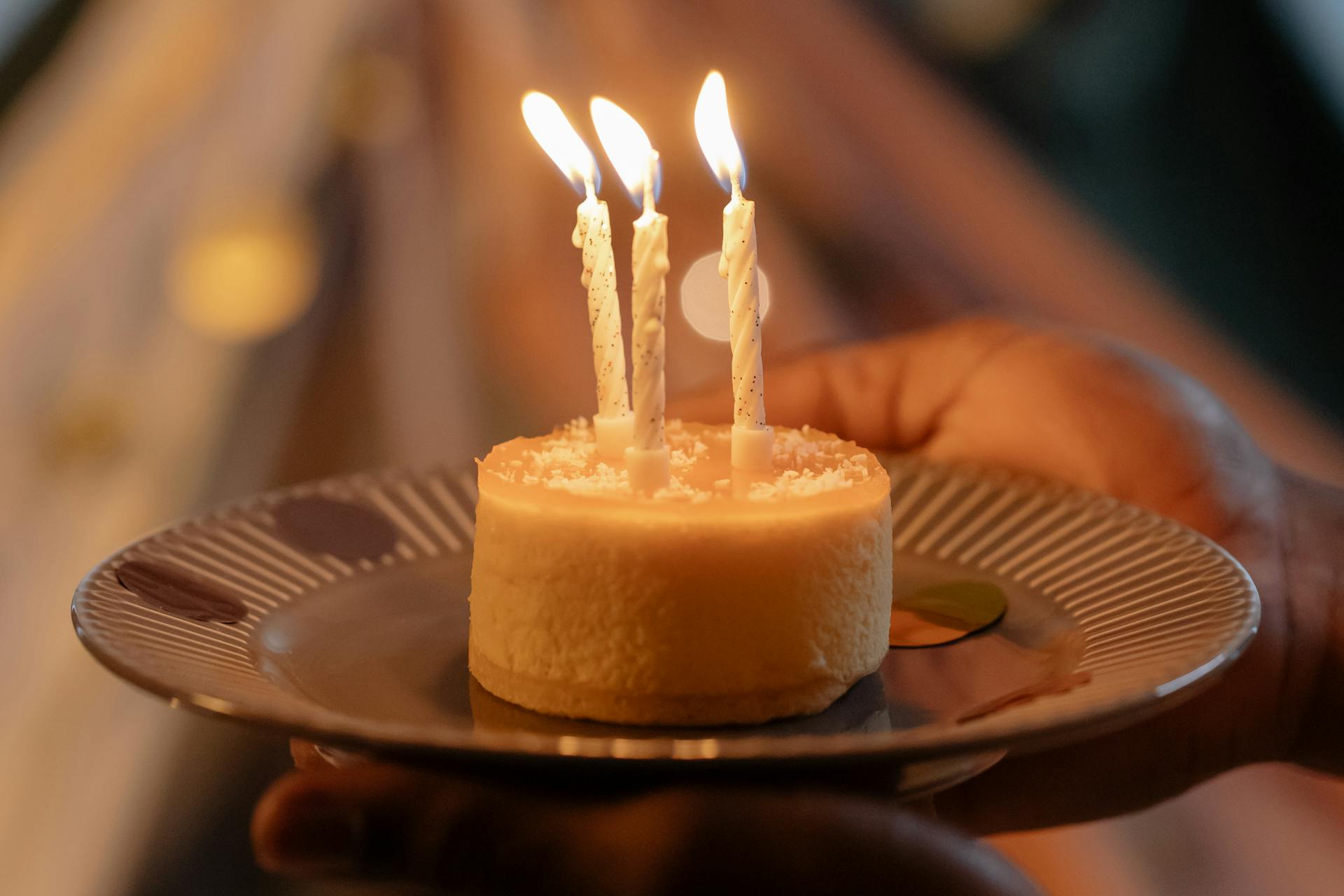 Un petit gâteau avec des bougies | Source : Pexels