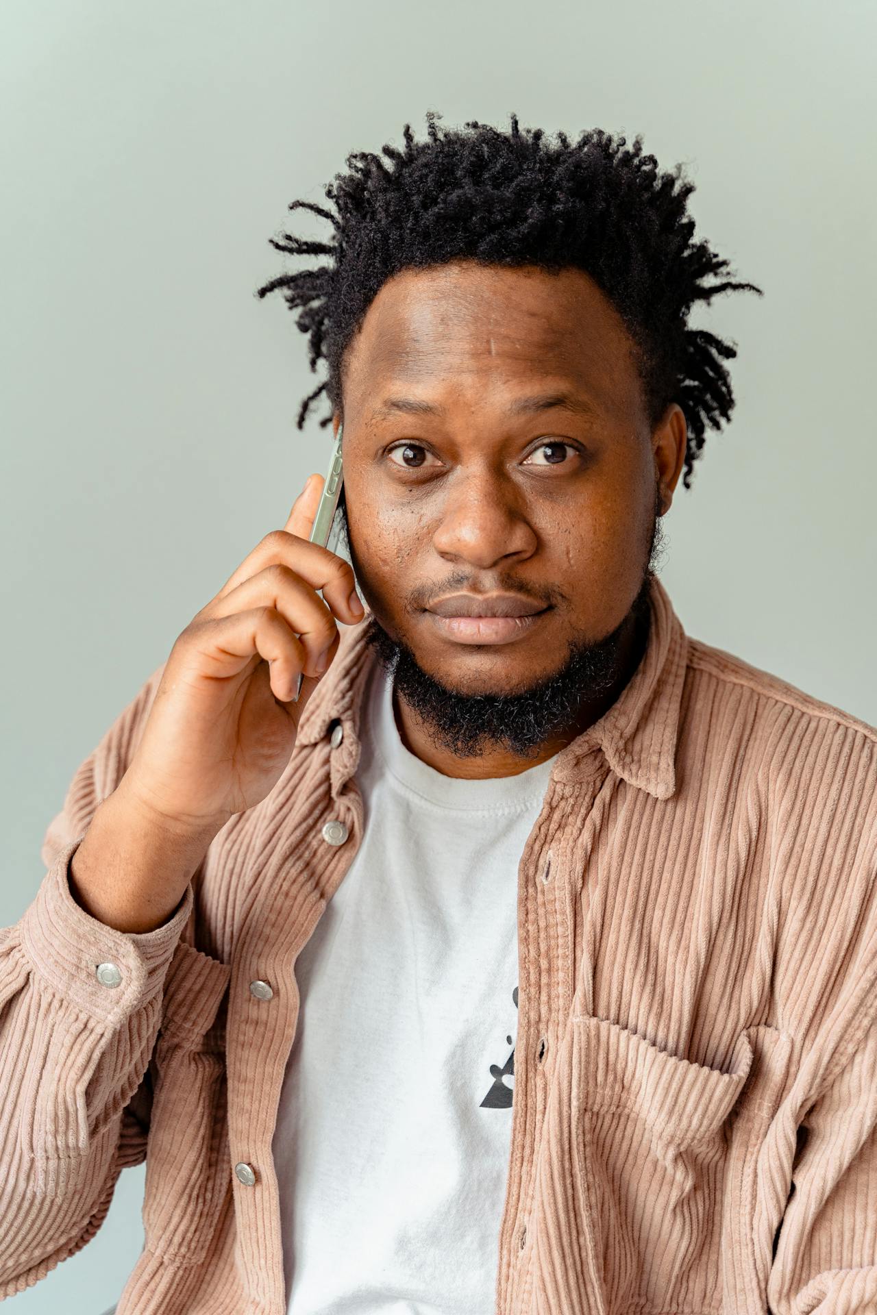 Un homme agacé qui parle au téléphone | Source : Pexels