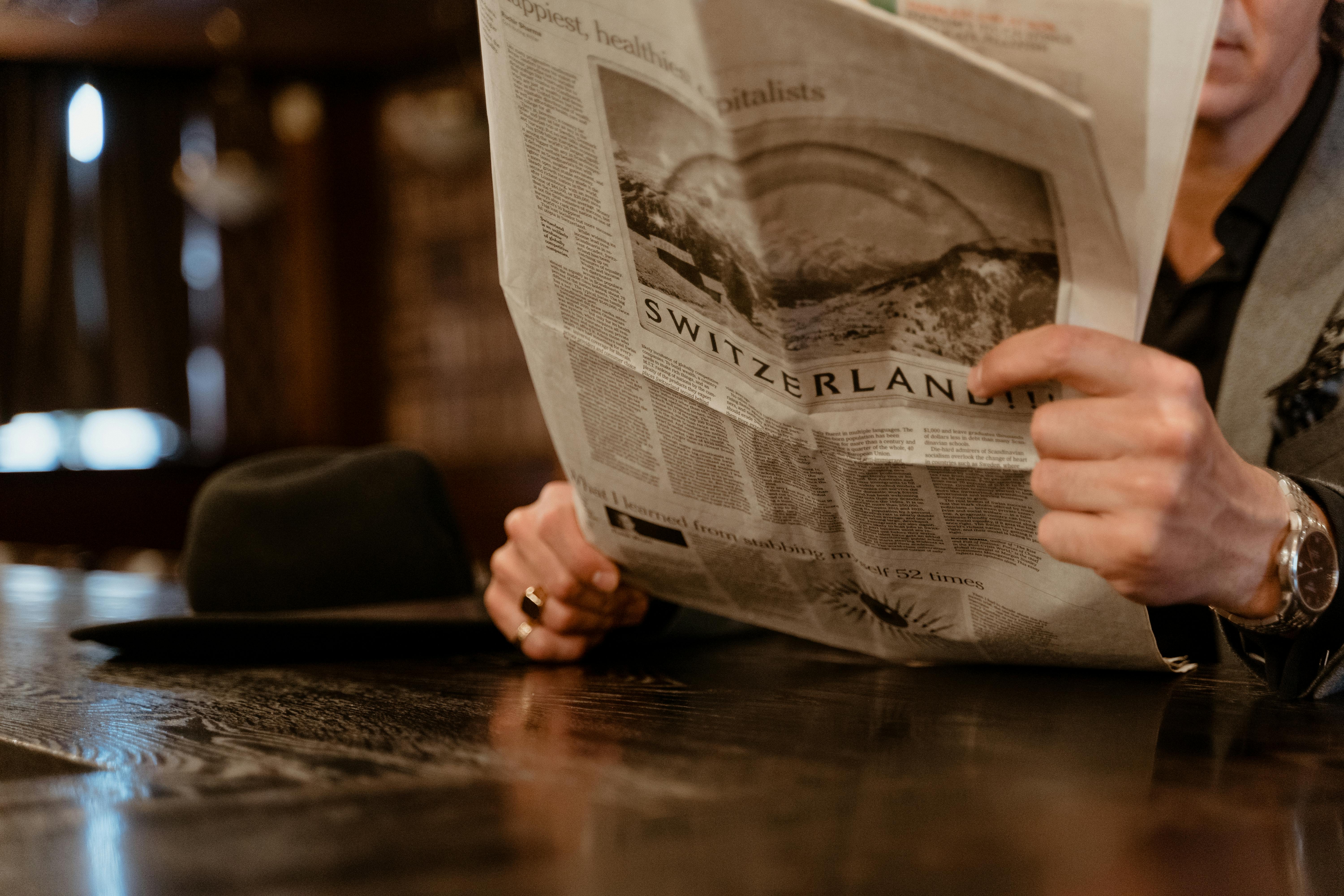 Un homme lisant un journal | Source : Pexels
