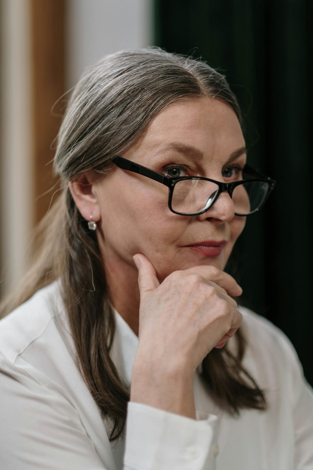 Anxious elderly lady | Source: Pexels