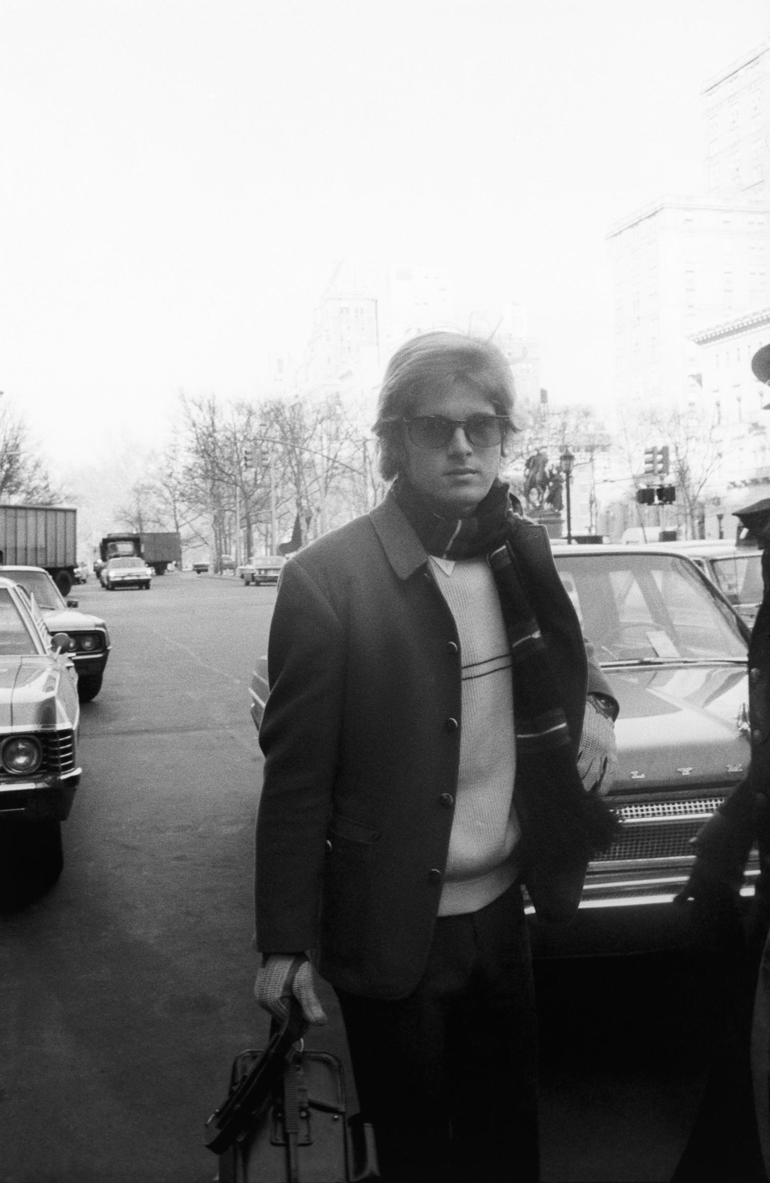 Desi Arnaz Jr. photographié dans la rue, vers 1970, à New York | Source : Getty Images