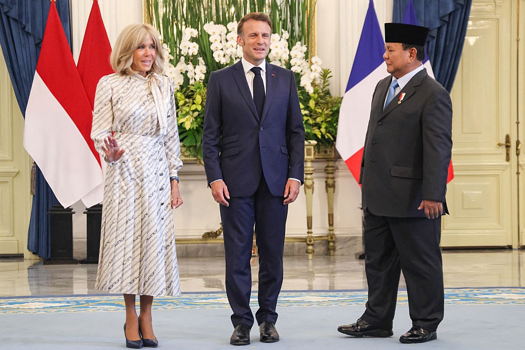Le président indonésien Prabowo Subianto (à droite) reçoit le président français Emmanuel Macron (au centre) et son épouse Brigitte Macron au palais Merdeka à Jakarta, le 28 mai 2025.
