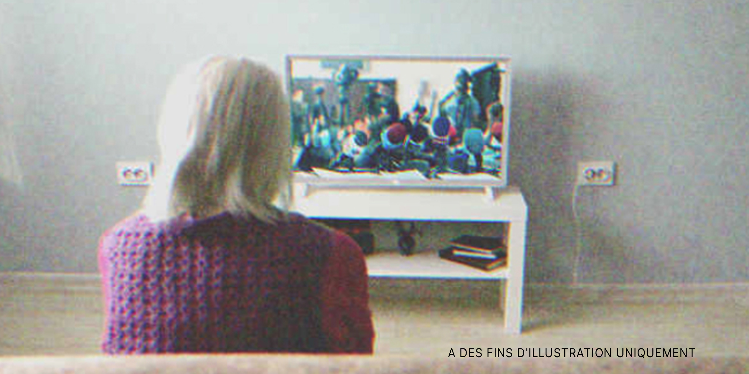 Une femme qui regarde la télévision | Source : Shutterstock