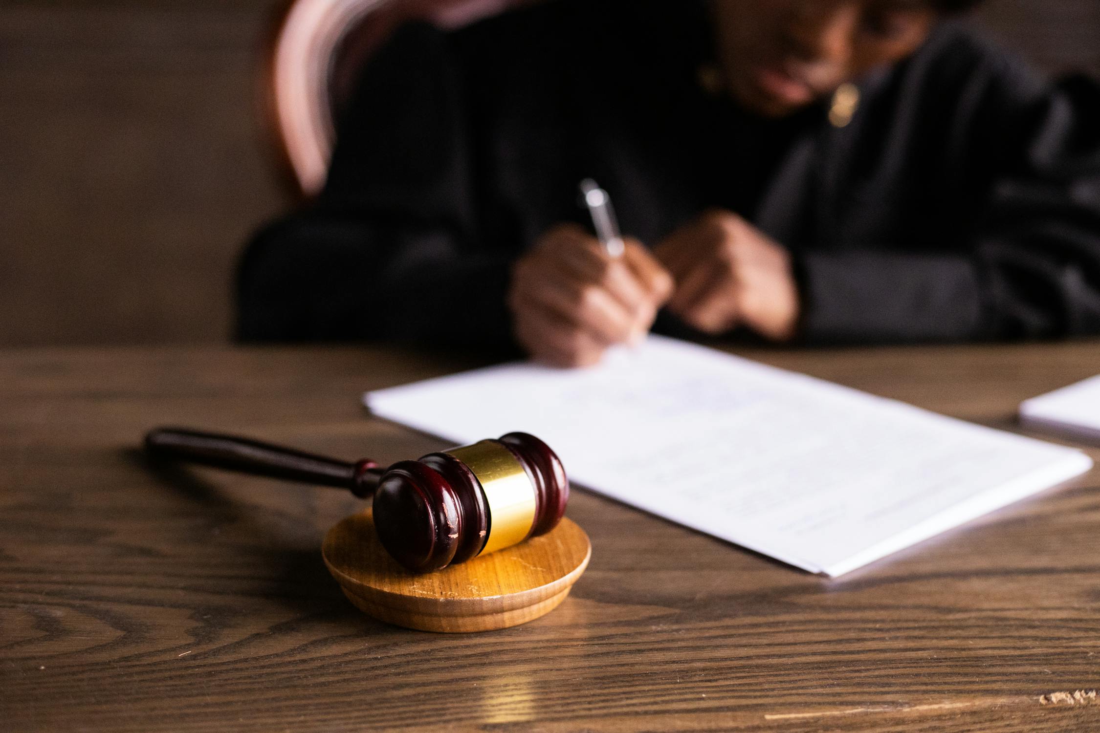 Un juge signant un document | Source : Pexels